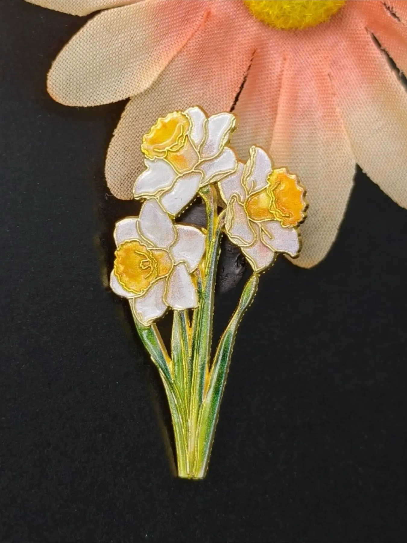 Elegant Watercolor Daffodil Bouquet Enamel Pin, Gold Trim Vintage Narcissus Brooch Spring Botanical Lapel Badge for Jackets Backpacks, Perfect Jewelry Gift for Ladies and Plant Enthusiasts