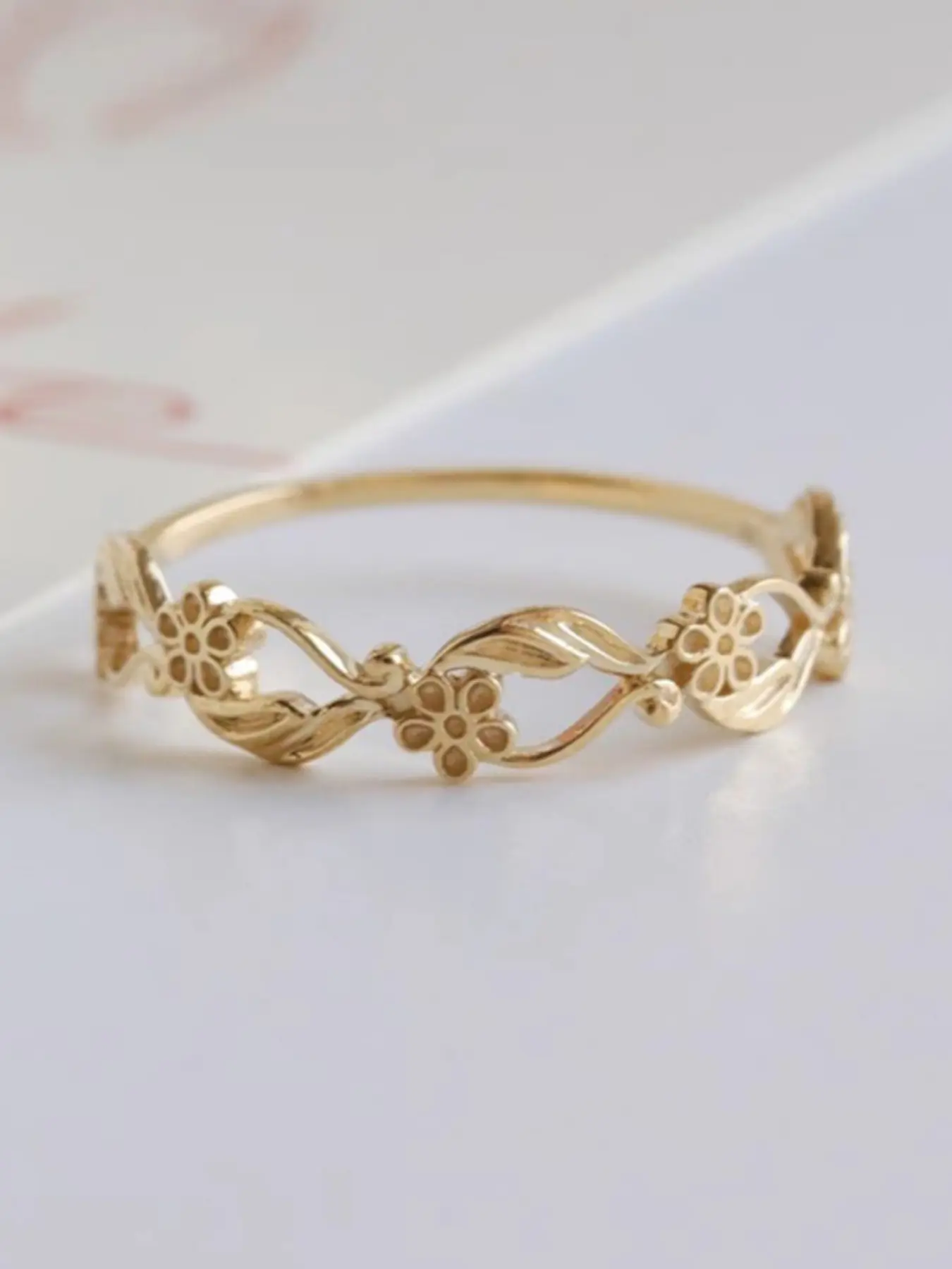 A simple gold leaf-wreathed ring for women, ideal for daily wear, vacations, banquets, and parties as a Daily Party Jewelry gift