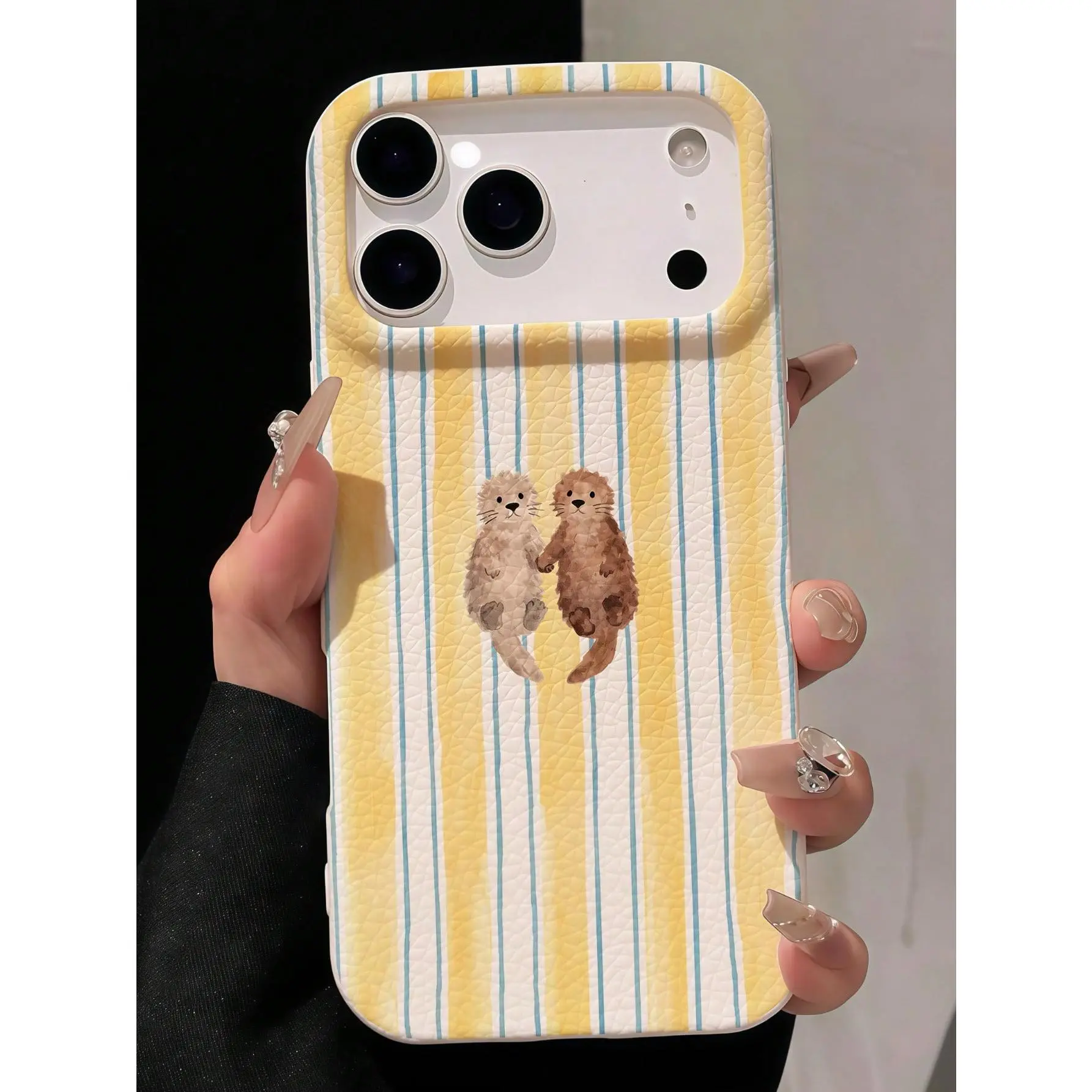 1pc Shockproof TPU Full Coverage Lychee Texture Phone Case - Cute Holding Hands Otter, Light Yellow Striped, Ins Healing Style, Perfect for Summer, Compatible with iPhone 11/12/13/14/15/15 Plus/15 Pro/15 Pro Max/16/17/17 Pro/17 Pro Max, Protector, Casing,