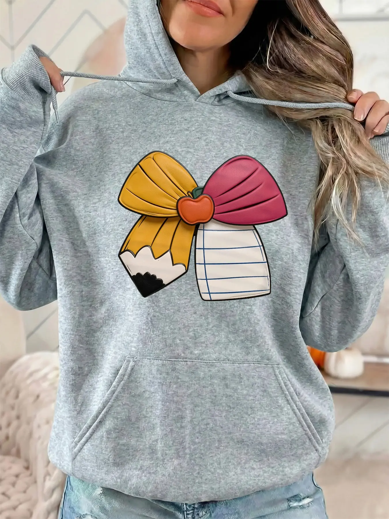 The women's fashionable hooded sweatshirt features an apple-themed bow pattern on the front. It has drawstring kangaroo pockets and is a fall/winter casual sportswear sweatshirt. It is suitable for casual parties and sports activities.