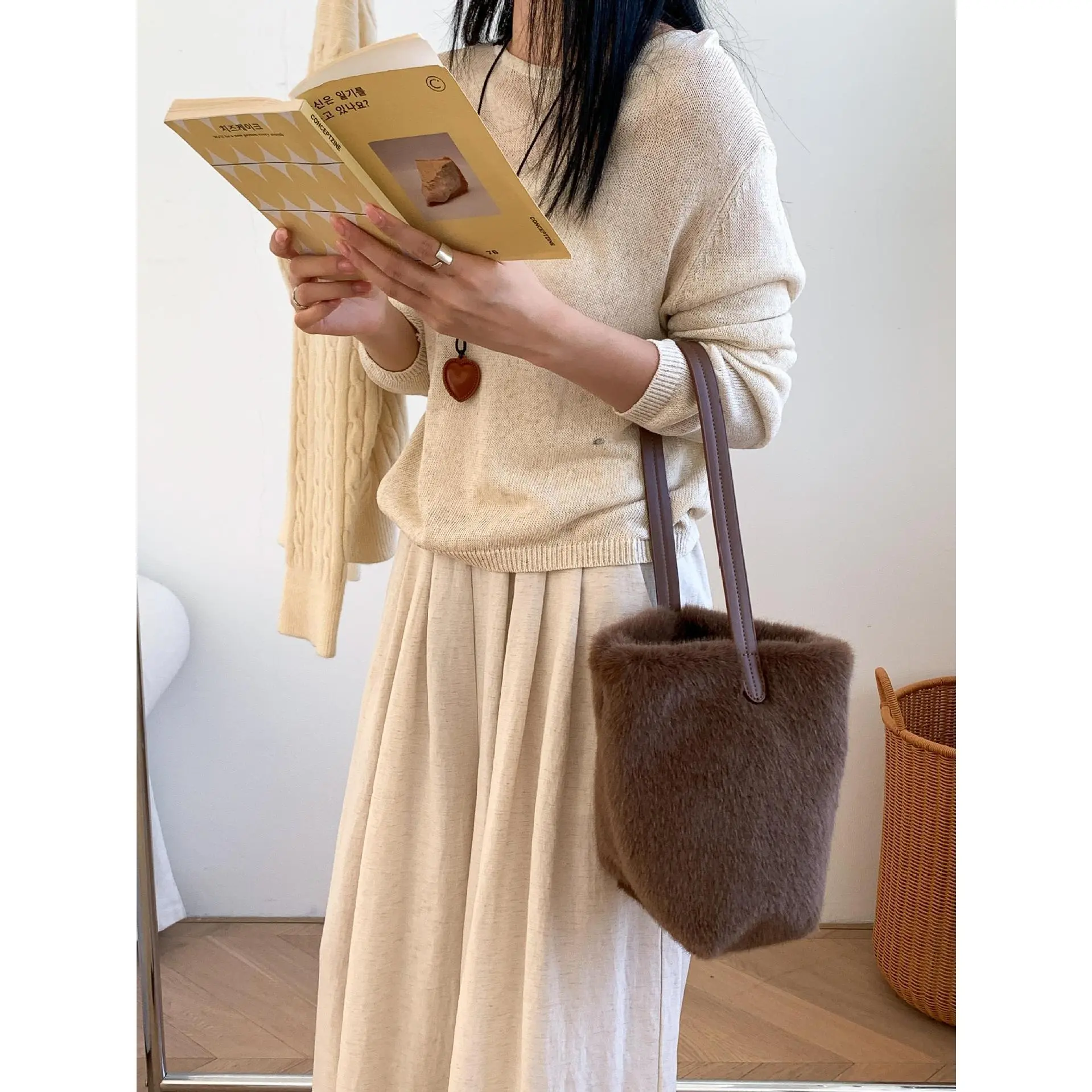 Black Fuzzy Tote Bag Large Capacity - Faux Fur Shoulder Purse with Long Handles, Soft Fluffy Plush Handbag Casual Shopper Bag for Autumn Winter Women