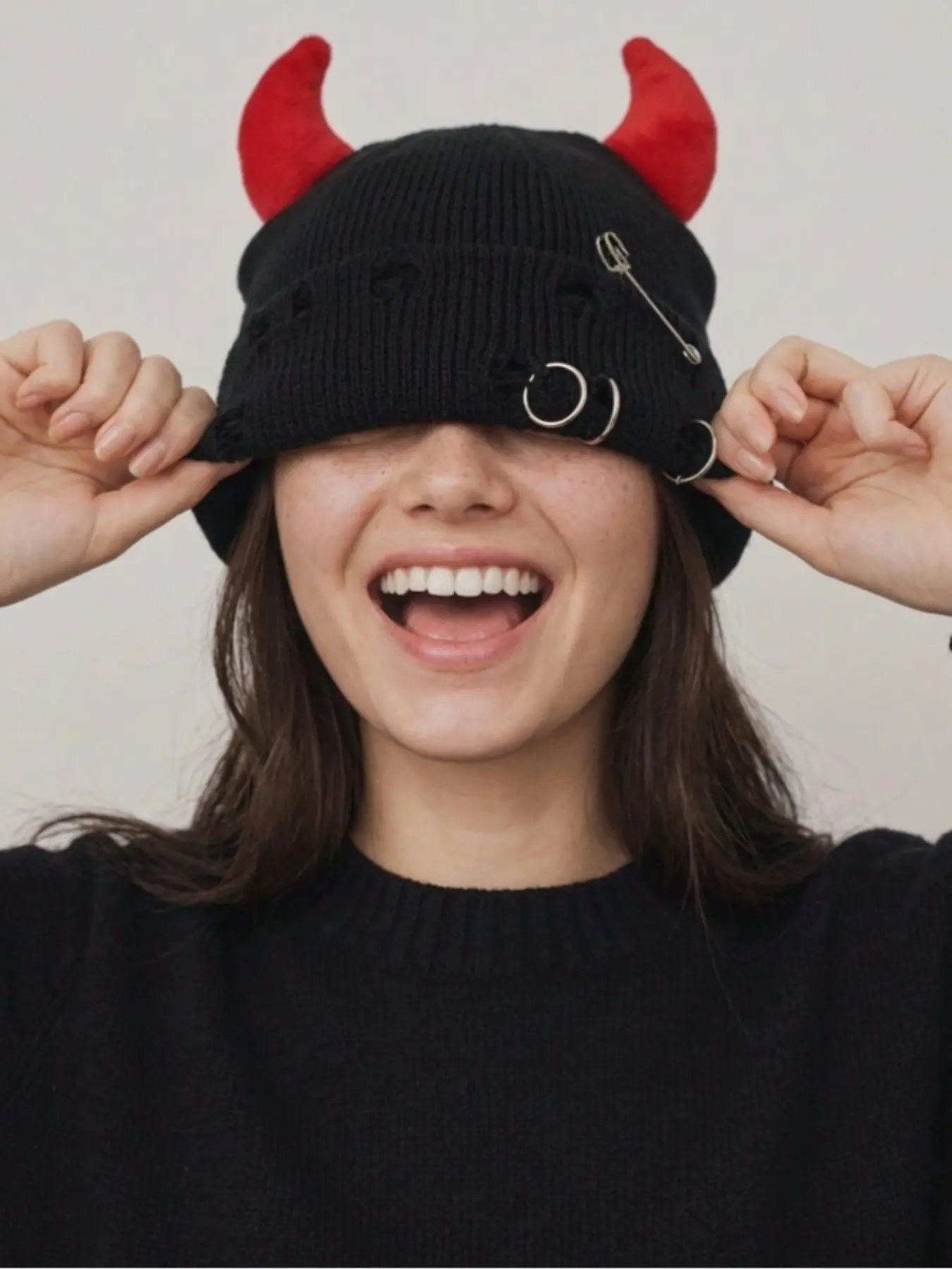 1PCS Women's Devil Horn Knit Beanie, Fall‑Winter Ear‑Protective Beanie, Distressed Cuff with Metal Details, Punk Streetwear Style, Ideal for Halloween Outfits, Unisex, All‑Season Wear