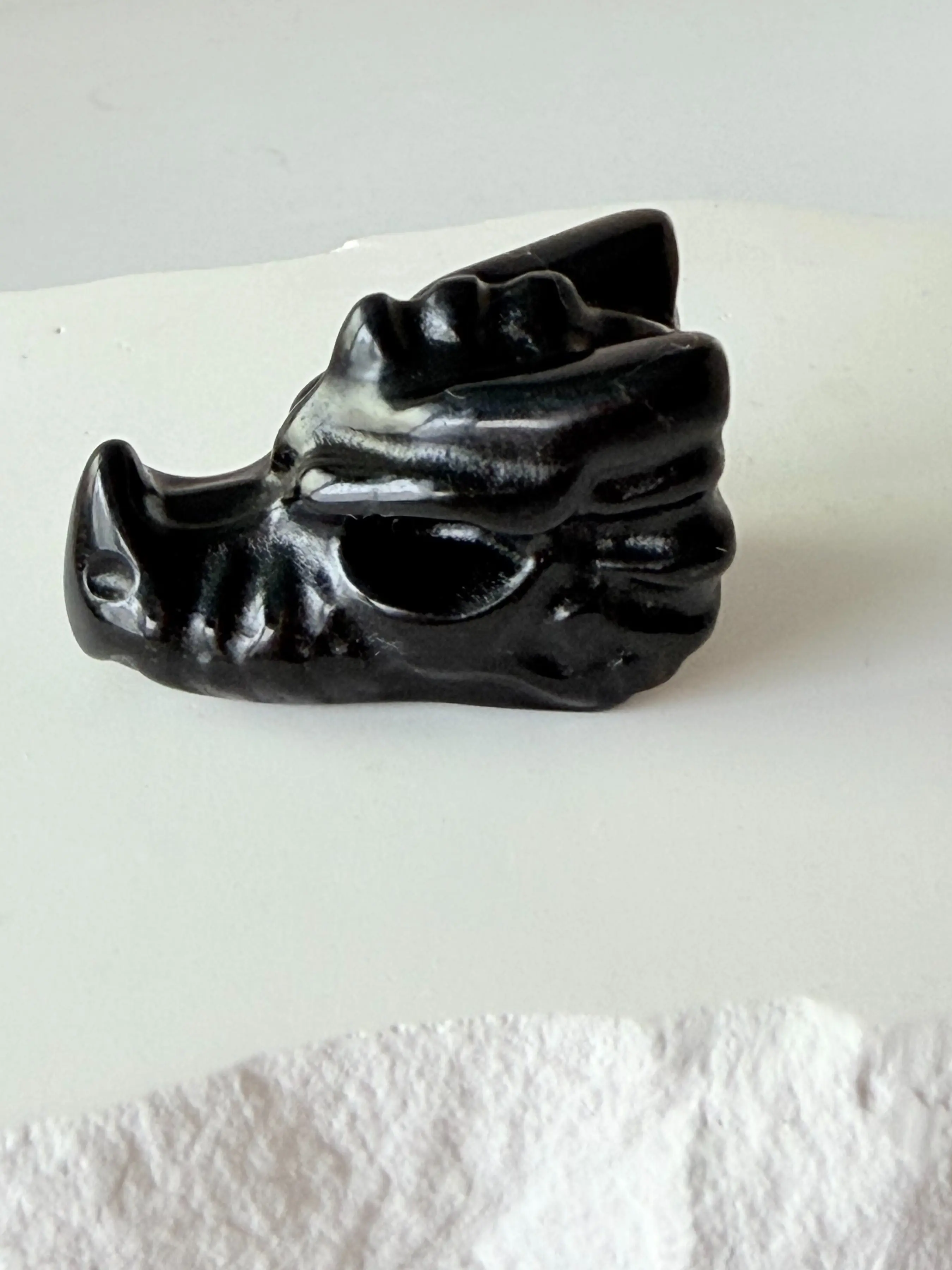 Obsidian Dragon Head Sculpture, Attracts Wealth and Protection, Ideal for Men and Women, Crystal Enthusiasts, Perfect Gift for Holidays, Crystal Decor