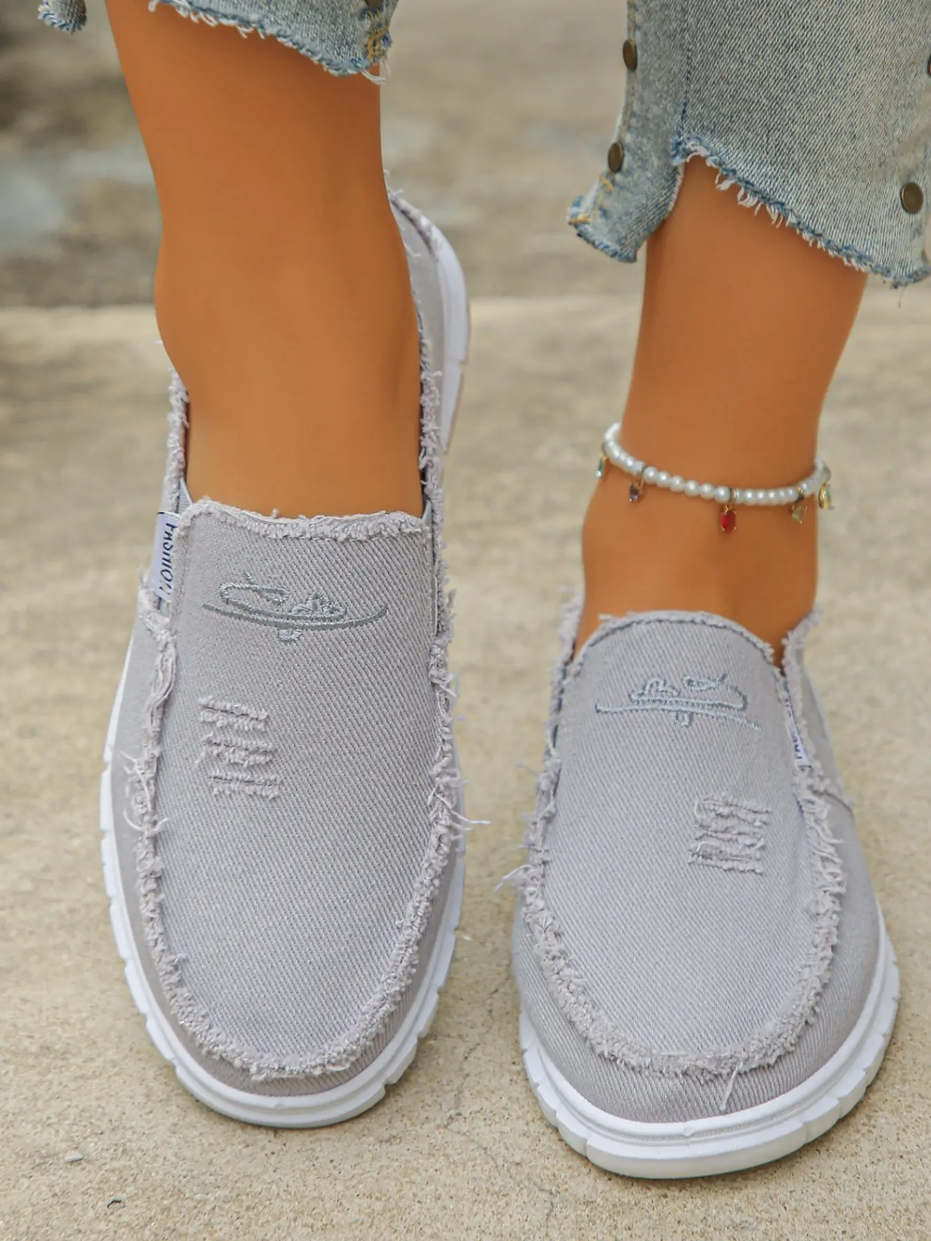 Women's new European and American popular fur tassel women's lazy canvas shoes ultra-light breathable one-pedal no shoelace Slipon canvas loafers