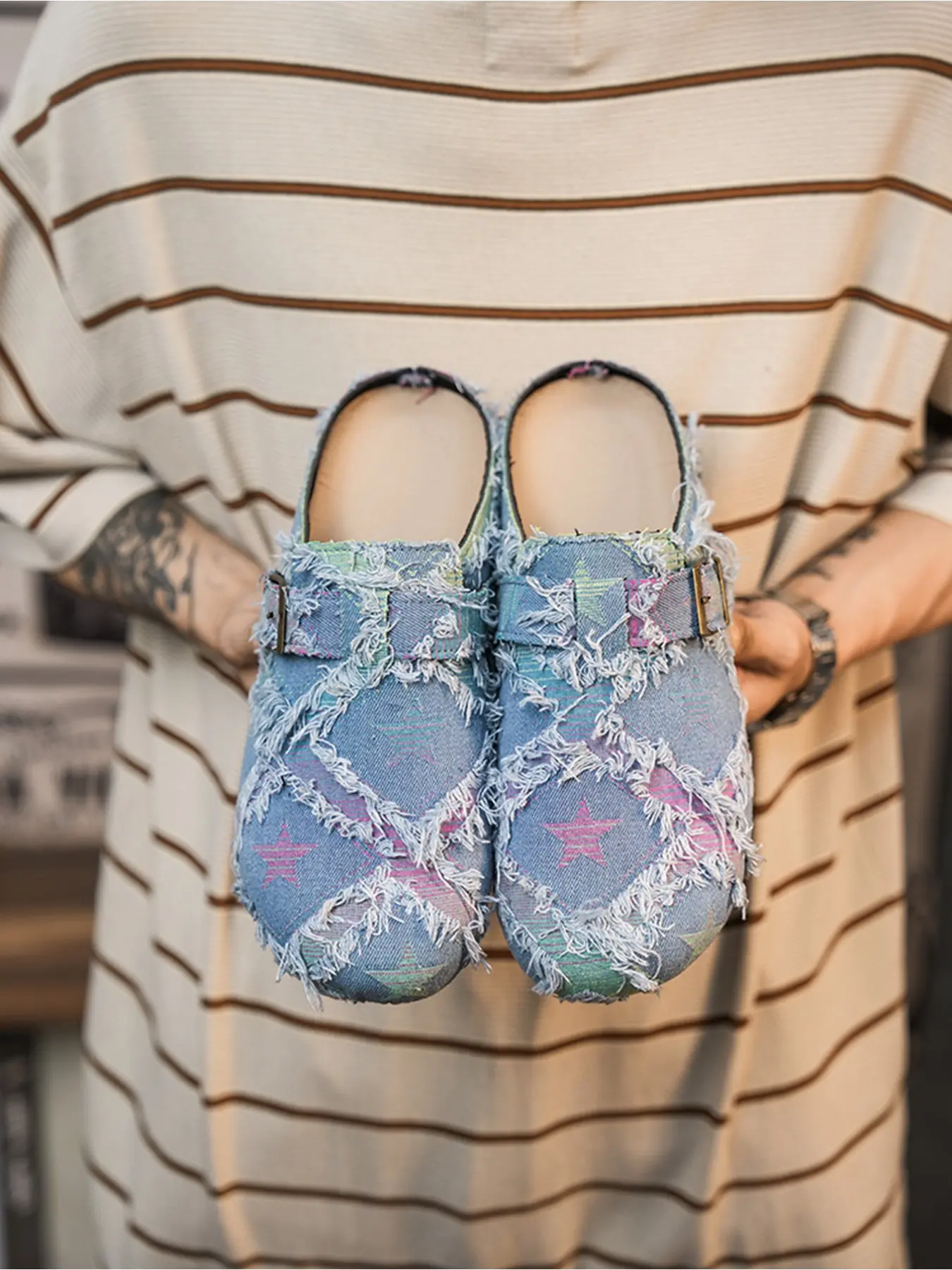 Men's and women's couple frayed denim half slippers, vintage distressed frayed printed denim, cork sole, adjustable buckle, lazy slippers for street fashion photography, campus commuting, camping, store visits, niche and individualistic outdoor slippers