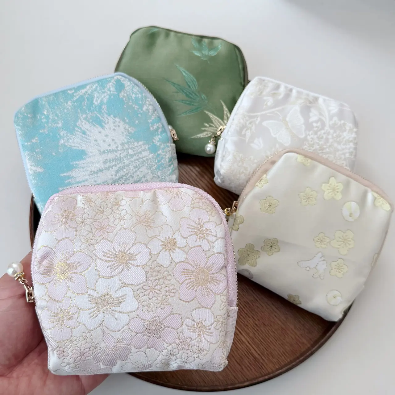 8 Compartments Floral Satin Sanitary Napkin Storage Bag, 12cm Square Zipper Period Pad Organizer Pouch, Portable Mini Cosmetic Coin Purse for Women Girls Travel Daily Use, 5 Oriental Embroidery Patterns Available
