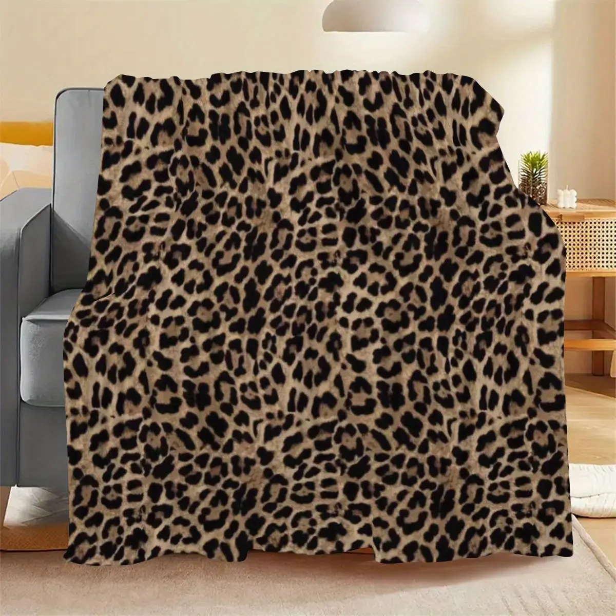 Soft Skin-Friendly Non-Shedding Colorfast Flannel Blanket Faux Leopard Graphic Print Lightweight Plush Decorative Throw All-Season Household Gift for Relatives and Friends