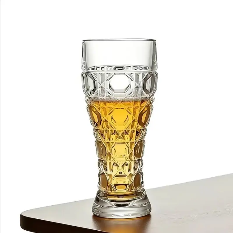 Single-pack tall beer glass with vintage geometric embossed design, thickened base large-capacity pilsner glass, transparent water cup with retro diamond texture, suitable for beer, soda, iced tea and cocktails, bar and daily household wine glassware