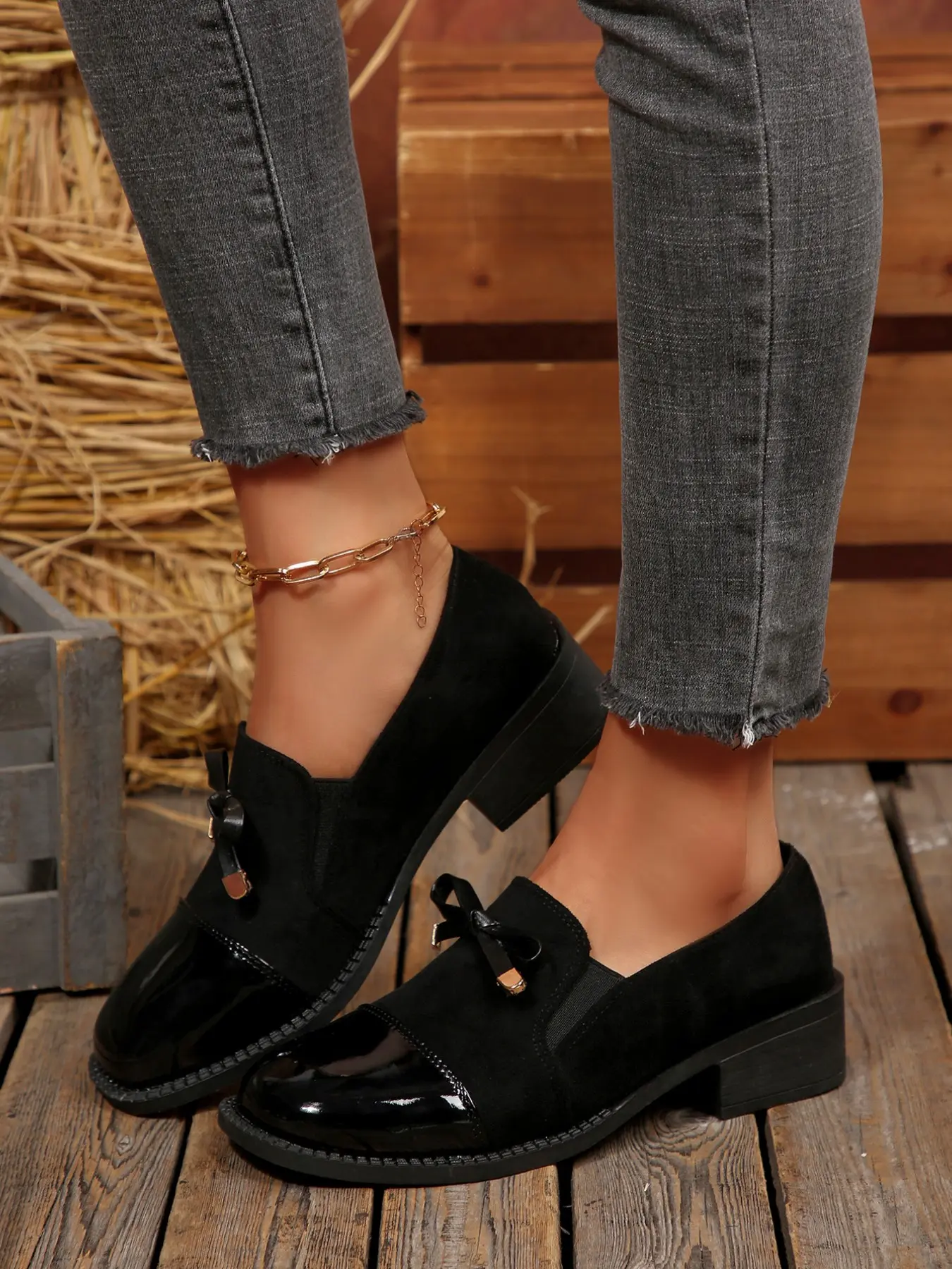Women's Elegant Single Shoes, Glossy Toe & Matte Velvet Body, Metal Bow Detail, Comfortable Slip-On Design, Classic, Versatile Style