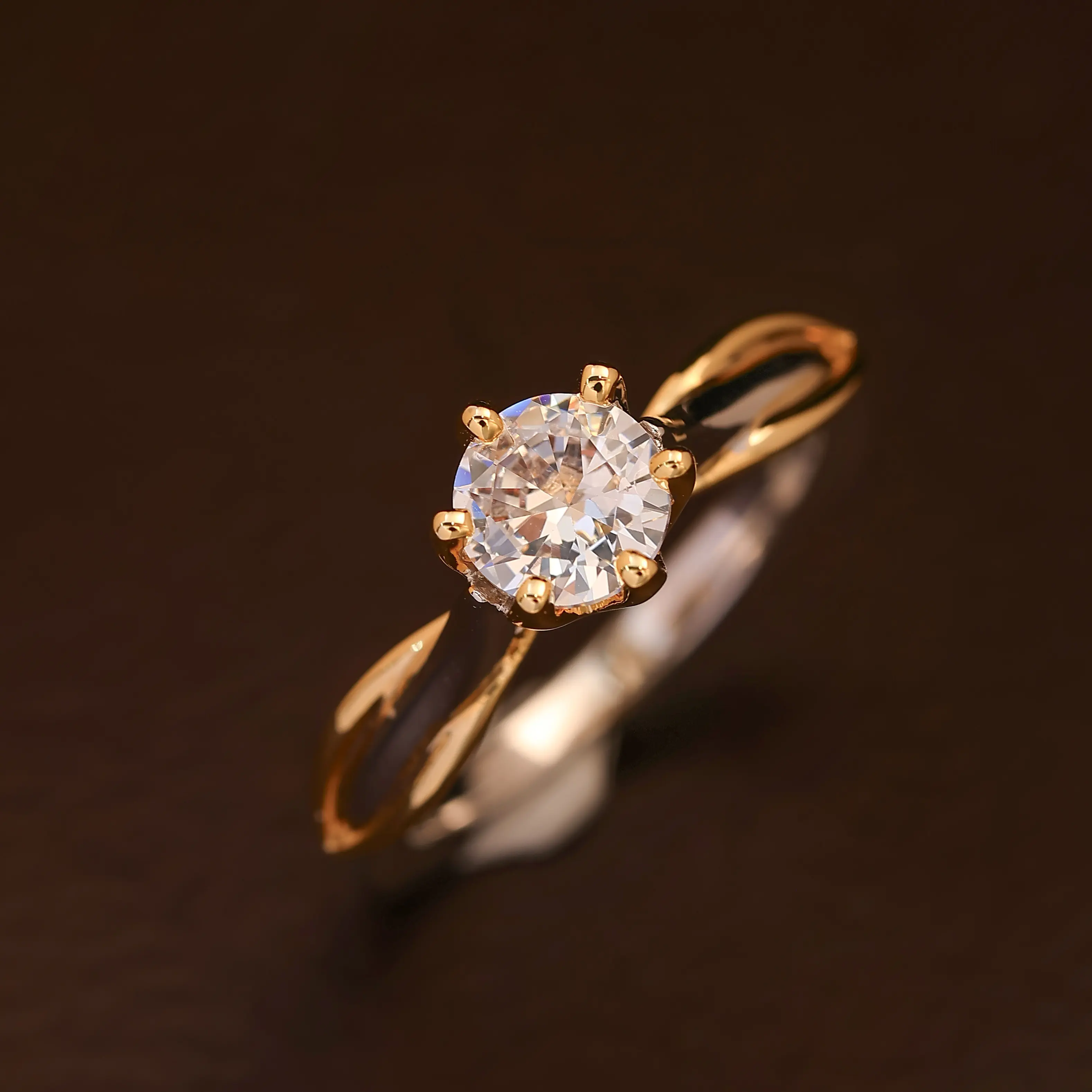 Two-Tone Golden & Silvery Solitaire Engagement Ring for Women, Twisted Band Design with Sleek Craftsmanship, Elegant Bridal Jewelry Gift for Anniversaries, Birthdays & Special Occasions