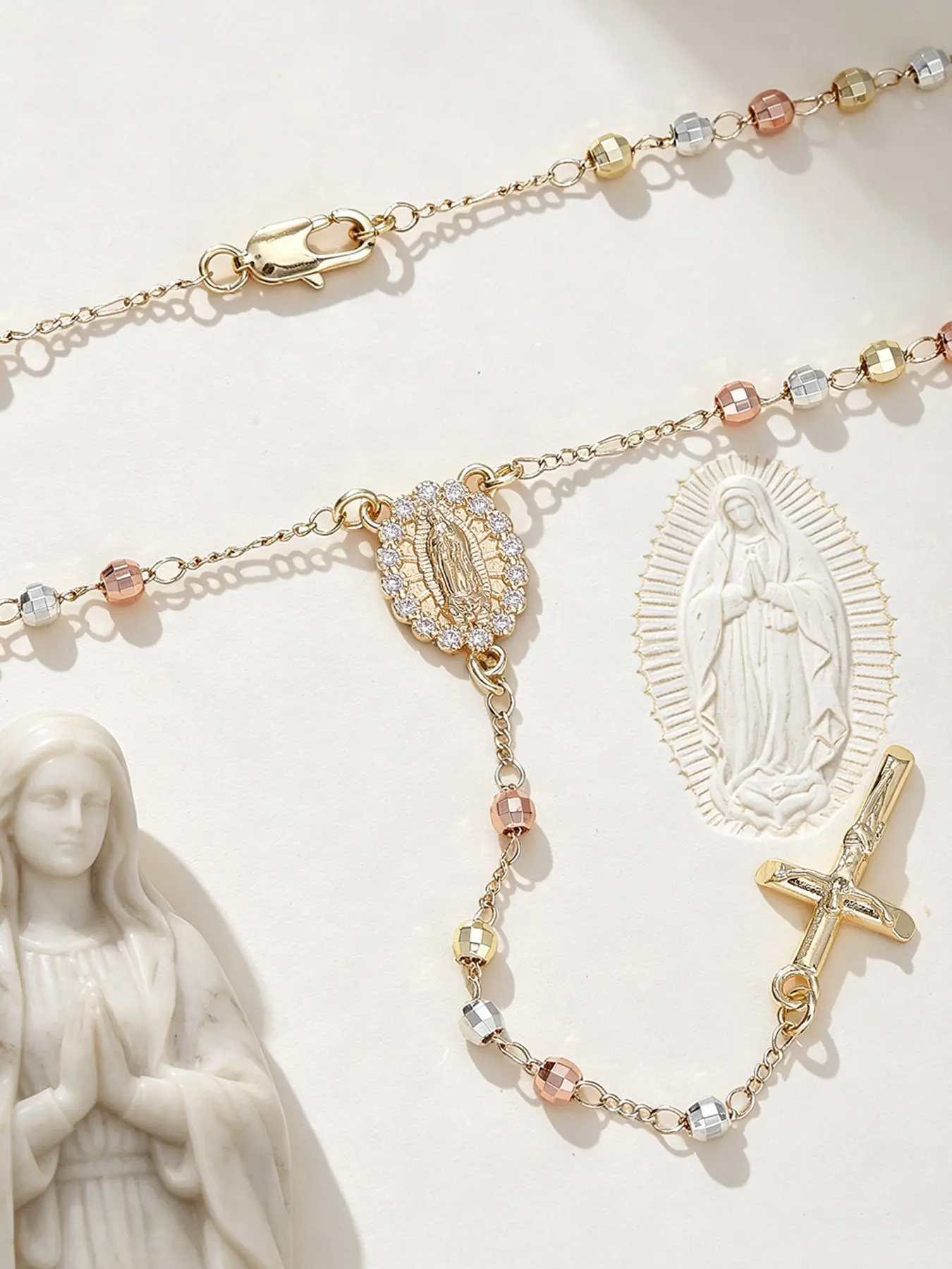 1 Piece Tricolor Faceted Beads Rosary Y-shaped Necklace with Our Lady of Guadalupe Oval Medal & Crucifix, Luxurious Shiny CZ Stone Inlay, Catholic Prayer Religious Jewelry, Perfect for Baptism First Communion