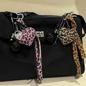 Couple's leopard print heart lock keychain accessory, personalized metal lock-shaped bag charm, heart lock