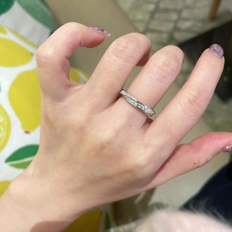 A light luxury, retro and high-end Mobius ring set with full diamonds, fashionable and versatile, elegant and exquisite, super dazzling index finger ring