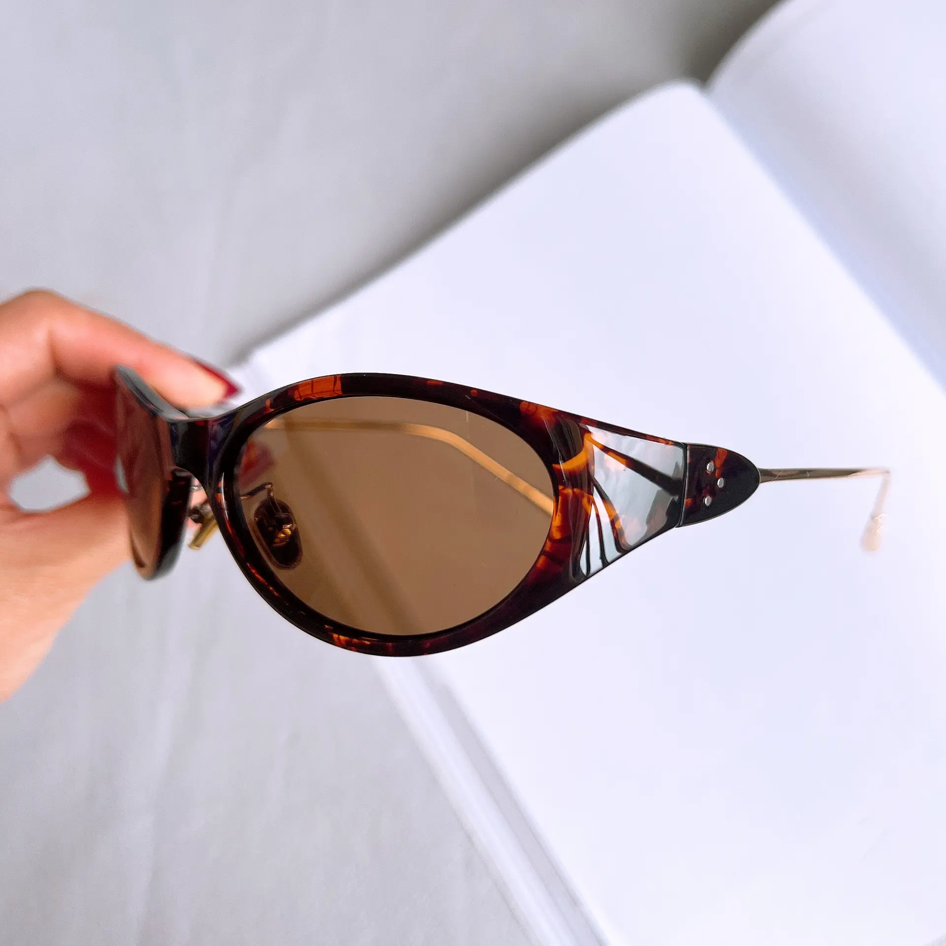 Women's Stylish Small-Frame Cat Eye Sunglasses, UV Protected Lightweight Casual Shades, Decorative Eyewear for Outdoor Wear, Street Shooting