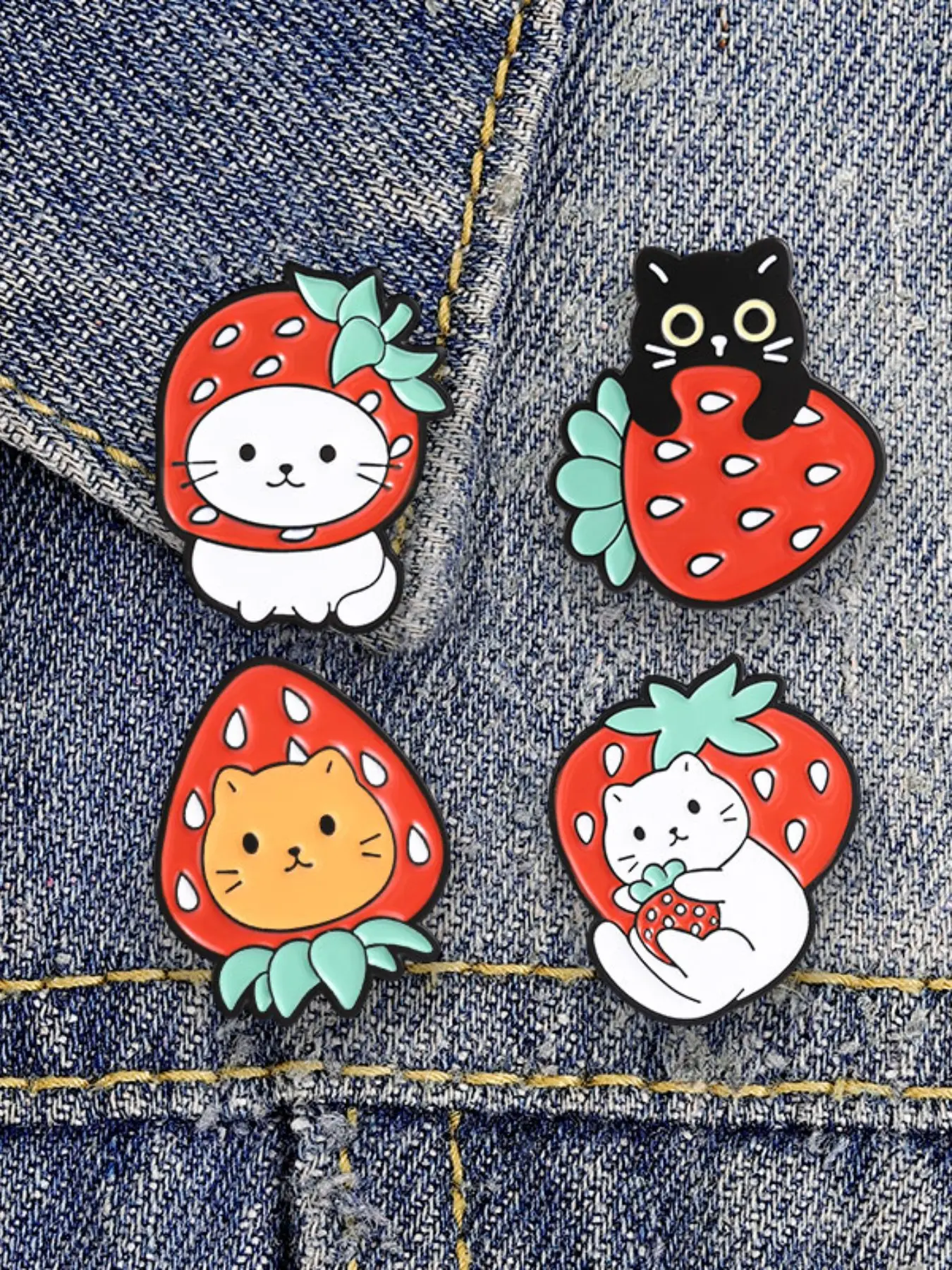 4PCS Cute Cartoon Strawberry Cat Fruit & Animal Design Enamel Pin, Sweet Kawaii Orange Black White Cats Holding Strawberries Brooch, Suitable for Backpacks, Jeans, Scarves, Hats Decoration, Trendy All-match & Exquisite Brooch  for Birthday Gift Decor Pins