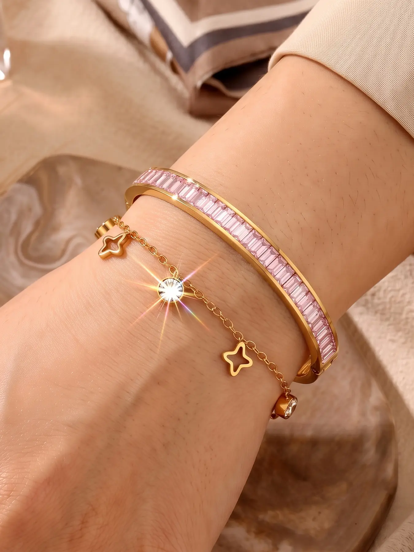 2pcs single row pink diamond bracelet four-star bracelet set, with a warm gold base paired with a row of pink ladder diamonds. The simple and long shape is clean and atmospheric, with pink diamonds soft and eye-catching, gentle and elegant