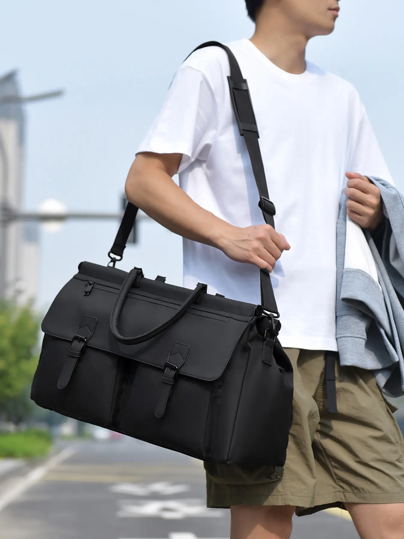 1pc Solid Black Flap Utility Men Horizontal Duffle Bag Dual Front Leather Buckle Pockets Integrated Leather Top Handle Detachable Wide Adjustable Crossbody Strap Multi-layer Divided Large Compartment Luggage Tote For Men Business Trips & Gym Garment Stor