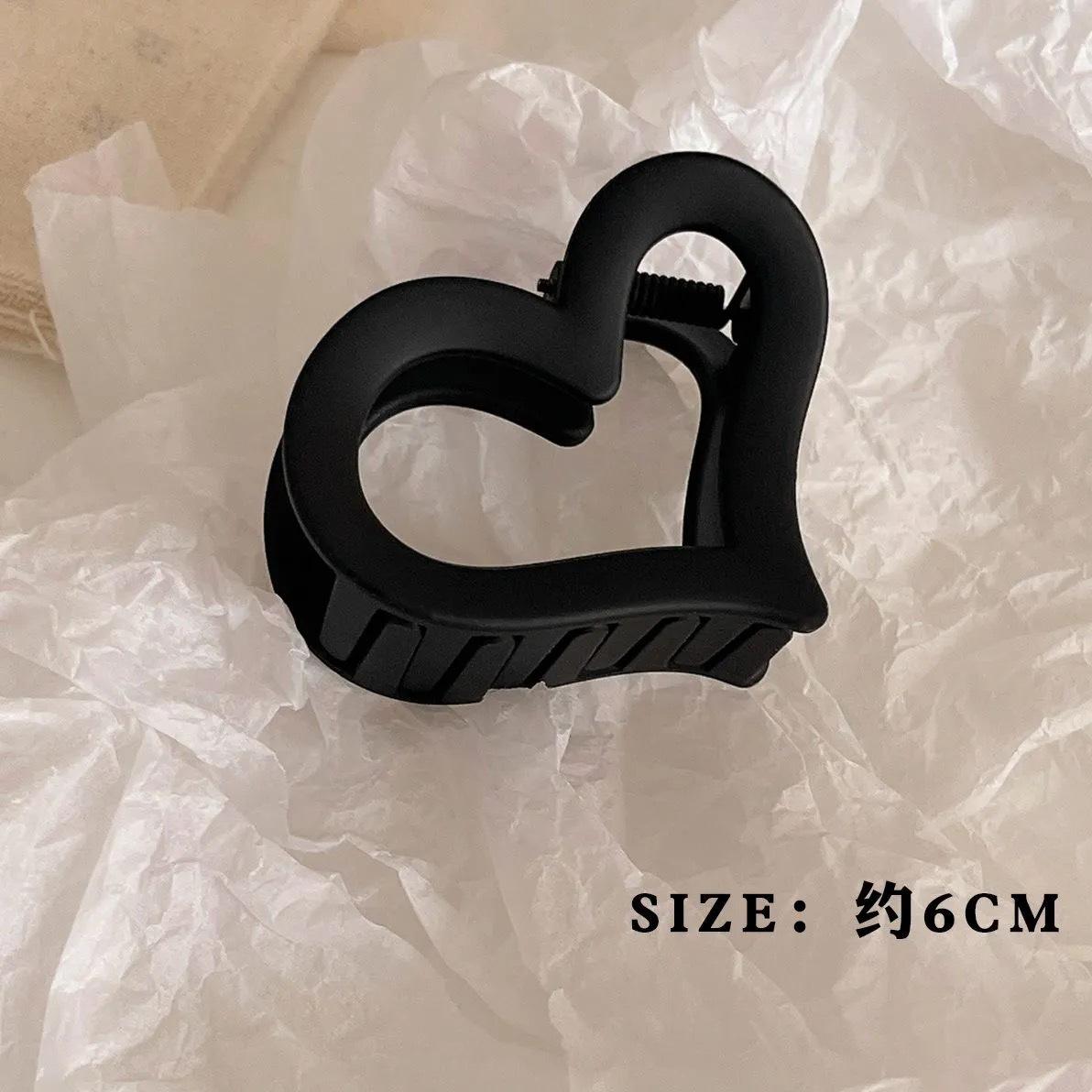 Simple and versatile matte heart-shaped claw clip for women, elegant shark clip for updos, new 2026 model