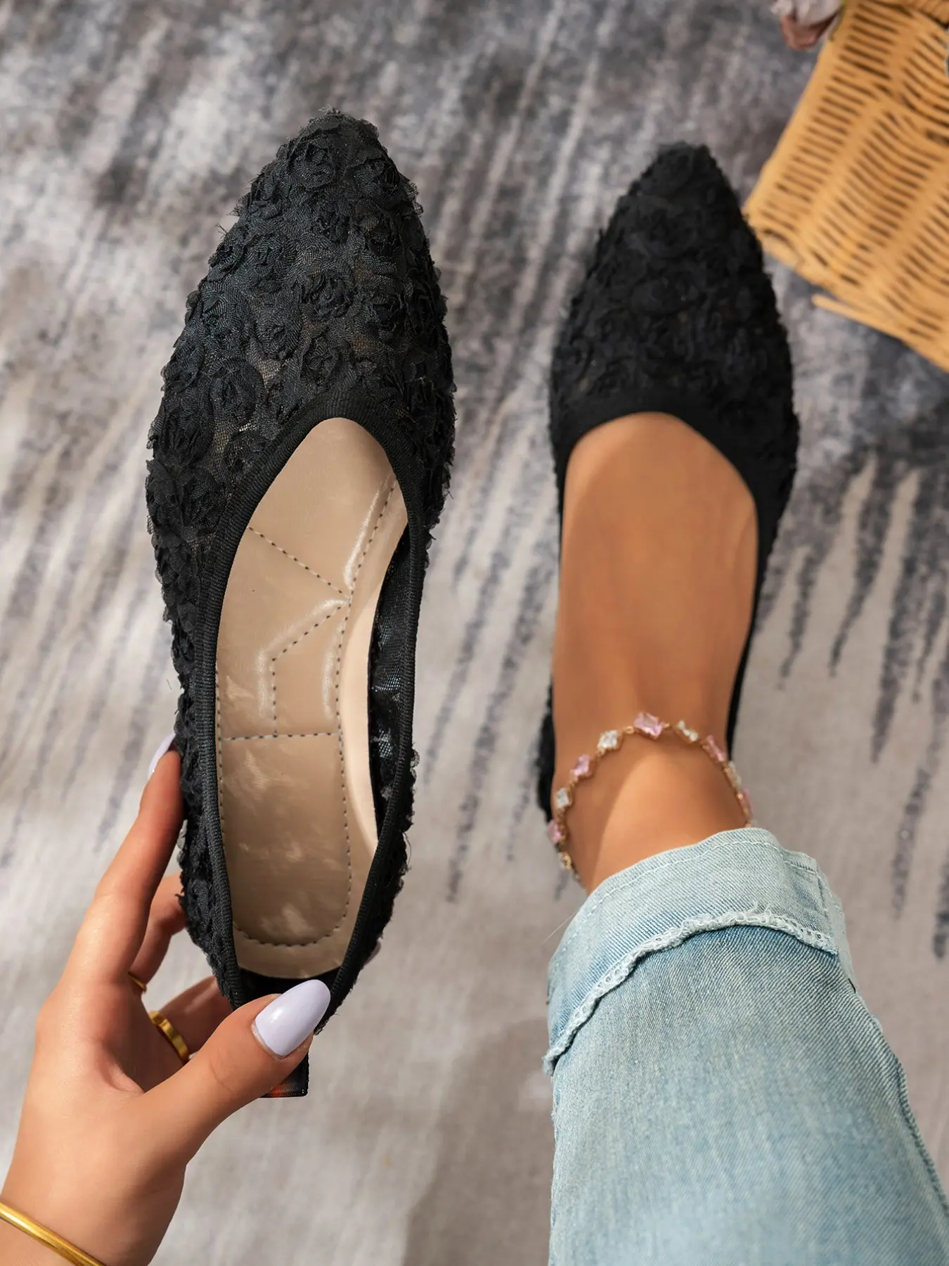 Vintage Women's Single Shoes, Pointy Shoes, Lace Hollow Out, Embroidered Floral, Breathable Comfort, Soft Sole, Perfect for Parties and Daily Wear