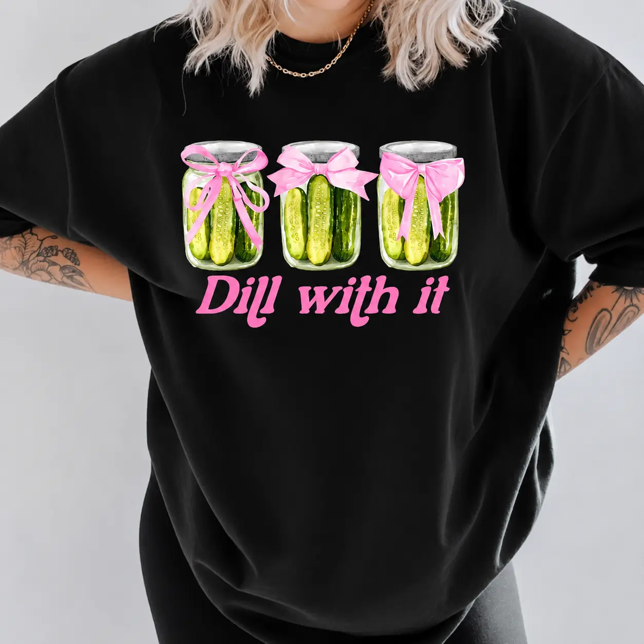 Dill With It Funny Pickle Graphic Tee for Women Vintage Food Pun T Shirt Cute Oversized Casual Top Pickle Lover Gift