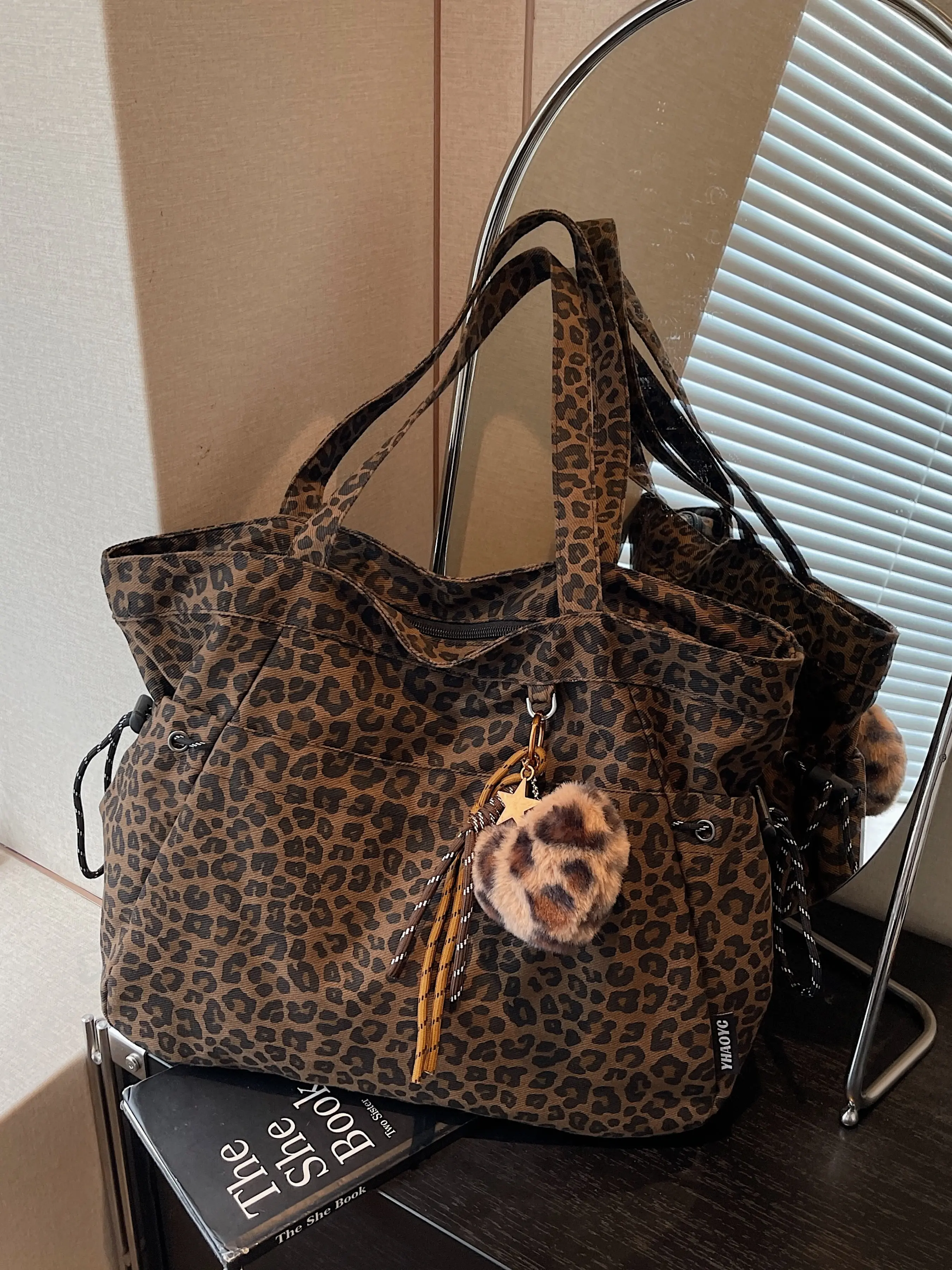 Laid-Back Large Capacity Leopard Print Tote Bag, Versatile Commuter Shoulder Bag, Student Handbag, Retro Canvas Bag, Style