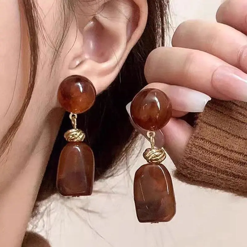 Retro Maillard Amber Drop Earrings for Women Exquisite Elegant Coffee White Dangle Earrings Trendy Versatile Jewelry Gifts 2026