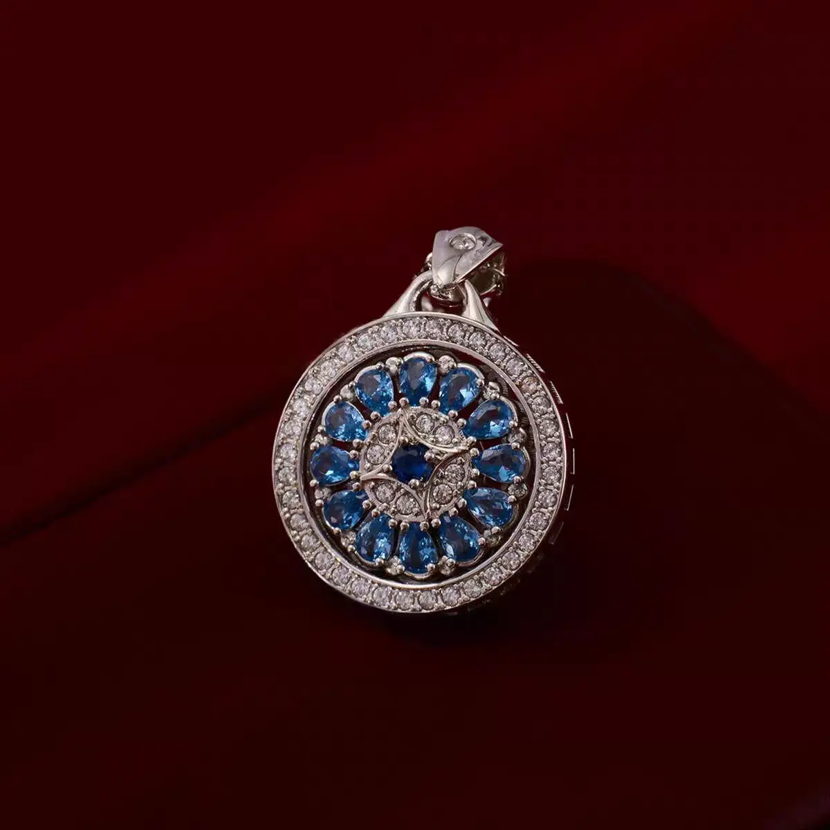 Unique Rotatable Round Compass Pendant Necklace Shiny Peacock Blue Crystal Minimalist Cold Tone Silver Chain Daily Women Accessories,day collar #RoundPendant #CoolToneAesthetic #NicheJewelry #PeacockBlueCrystal #RotatablePendant