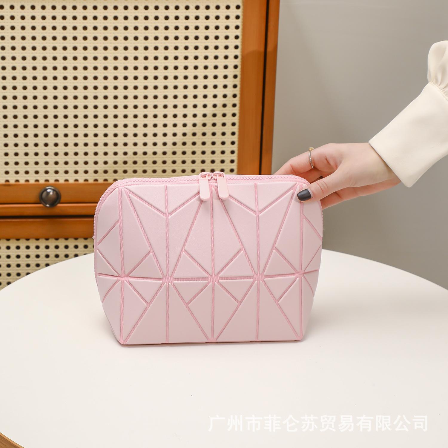 Diamond-shaped bag is super practical, large-capacity, and aesthetically pleasing. It is a storage bag for travel and commuting with a striped three-dimensional design, also suitable as a makeup bag