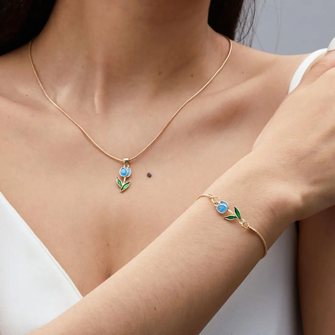 Women's Tulip Flower Charm Bracelet, Elegant Gold Tone Enamel Jewelry, Lightweight Dainty Accessories for Women for Party & Daily Wear, Floral, Bracelets For Women, Gifts For Girly Girls