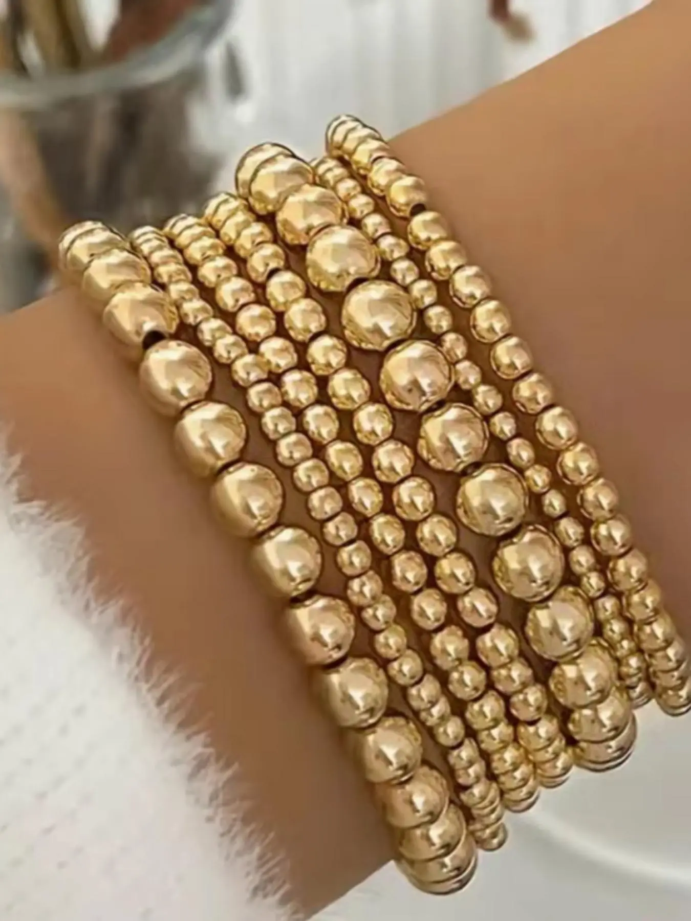 A 7-piece set of gold elastic bracelets, with a retro style suitable for daily wear, vacation dates, and other occasions. It is also a surprising and exquisite small gift