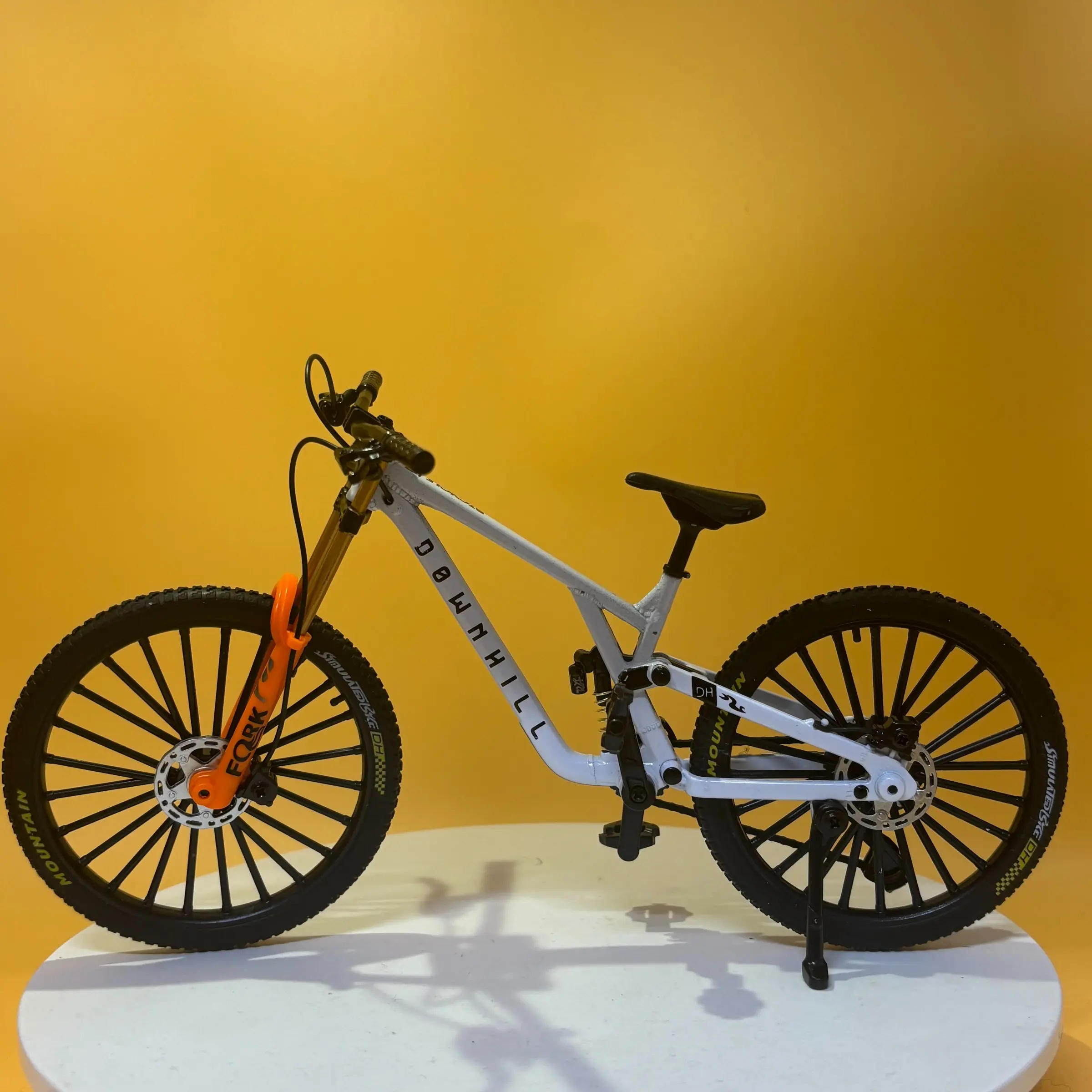 1:8 Professional DH Full Suspension Mountain Bike Alloy Model, Real Dual Suspension, Detailed Disc Brake & Kickstand Details, Perfect Cake Topper, Mini Collectible, Gift For Downhill Cycling Fans!