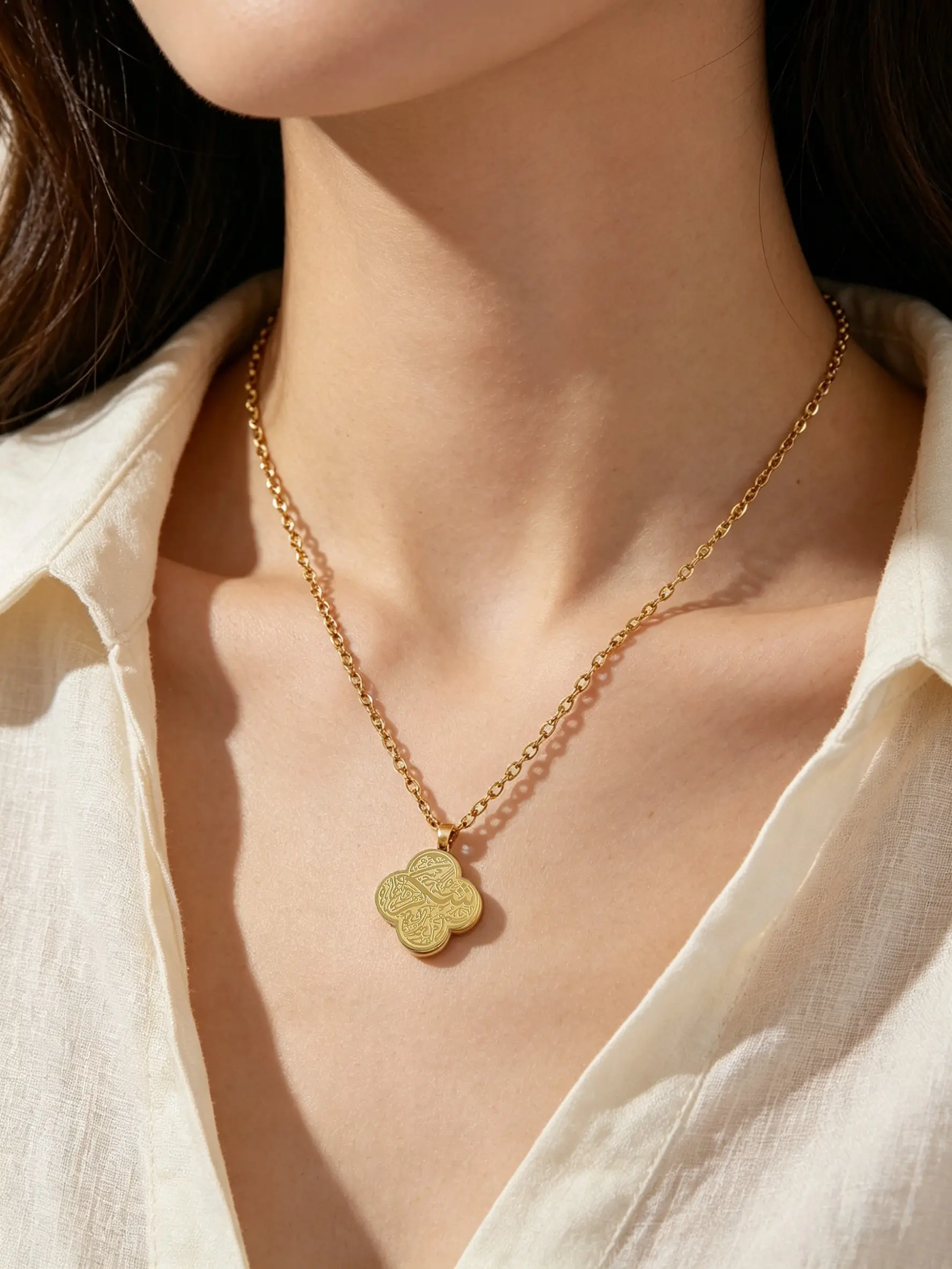Elegant Clover Arabic Text Necklace, Delicate Floral Pendant with Thin Chain, Simple and Gentle Style for Everyday Wear Jewelry, Middle Eastern Cultural Element