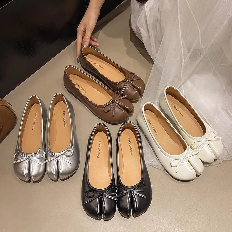Black split-toed pig's trotters, beige women's shoes, spring and autumn can wear 2026 summer shoes, silver bow thumb pig's feet, brown flats, non-slip shoes