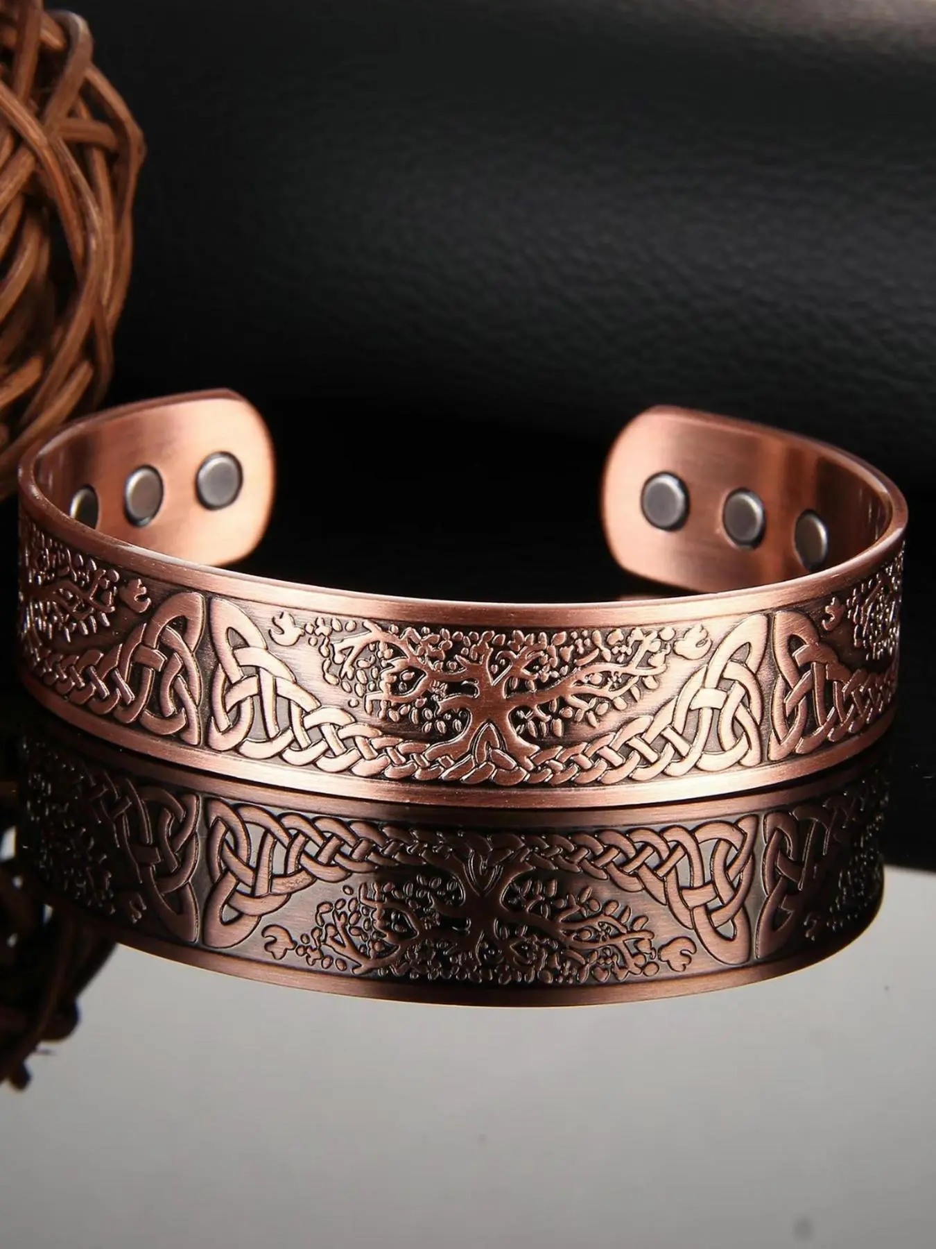Vintage red copper open bracelet, with a retro style suitable for daily wear, vacation dates, and other occasions, is also a surprising and exquisite small gift