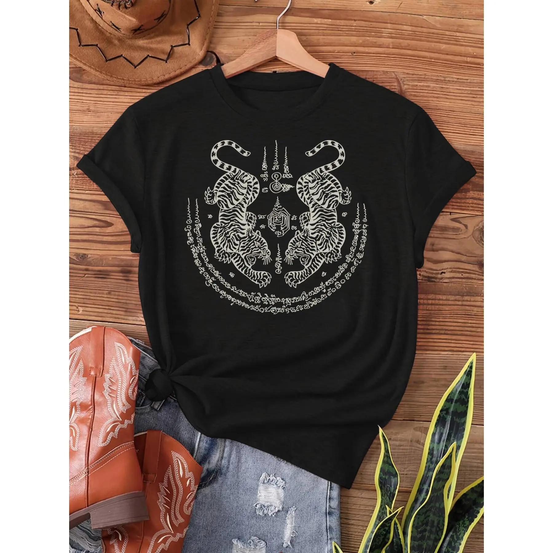 Tiger-Striped Sashimi - Sak Yant Thai Tattoos Featuring Twin Tigers, Muay Thai, a Thai, Printed T-Shirt, Short-Sleeve Crew Neck Casual for Summer And Spring, Women'S Apparel