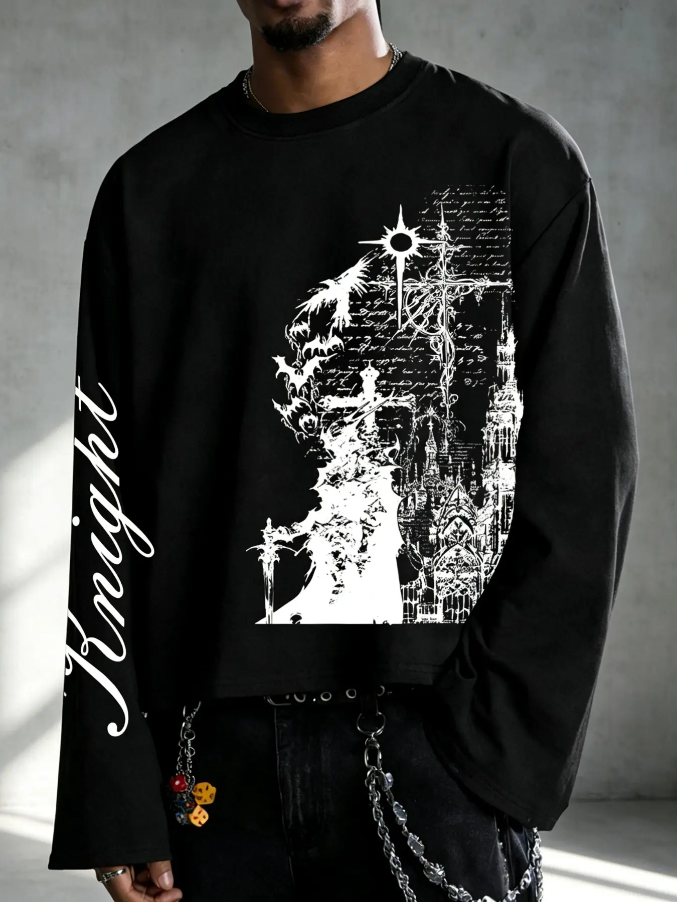 Men Cropped Long Sleeve T‑Shirt, Gothic Knight Castle Cross Bat Graphic Crop Top, Sleeve Side "Knight" Letter Print, Oversized Y2K Streetwear Cropped Tee, ropa de hombre, boyfriend gifts, menswear clothing, Graphic Pattern Long‑Sleeve Shirt, Multi‑color A