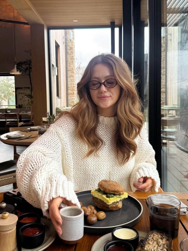 Women's Casual Round Neck Long Sleeve Sweater, Plain Knit Pullover Top for Winter, Fitted Style, Moderate Fabric Thickness Knitwear