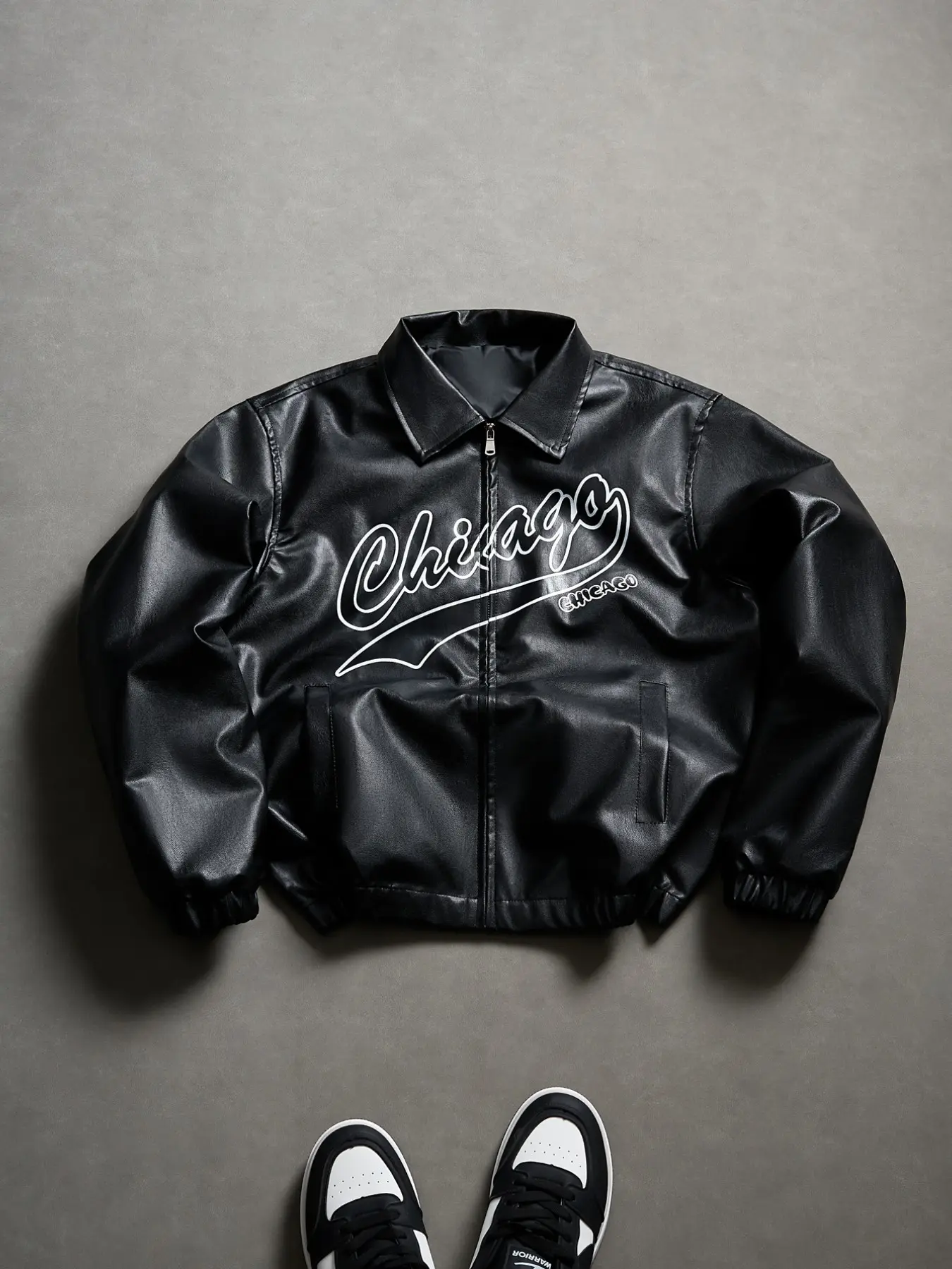 2026 New Arrival Men 90s Vintage Classic Faux Leather Bomber Jacket Chicago Cursive Letter Print Point Lapel Full Zip Elastic Cuff Hem Loose Short PU Coat Y2K Hip Hop College Streetwear Outerwear Spring Fall Daily Casual Outfit