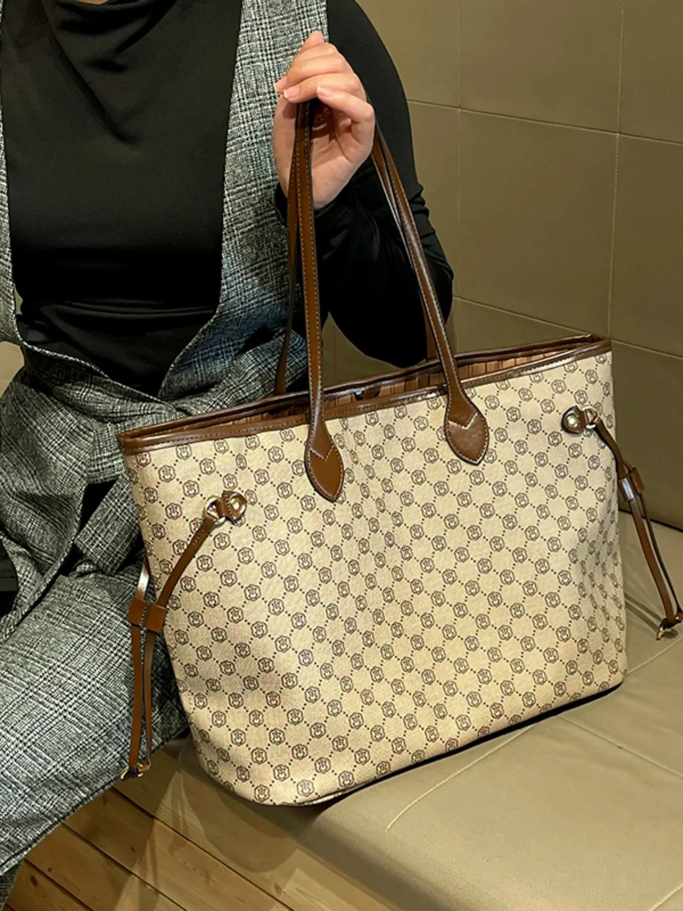 Elegant Luxury Women's Tote Bag, Large Capacity Fashion Shoulder Bag, Vintage Print, Perfect for Daily Use, Stylish Handbag for Everyday Outing