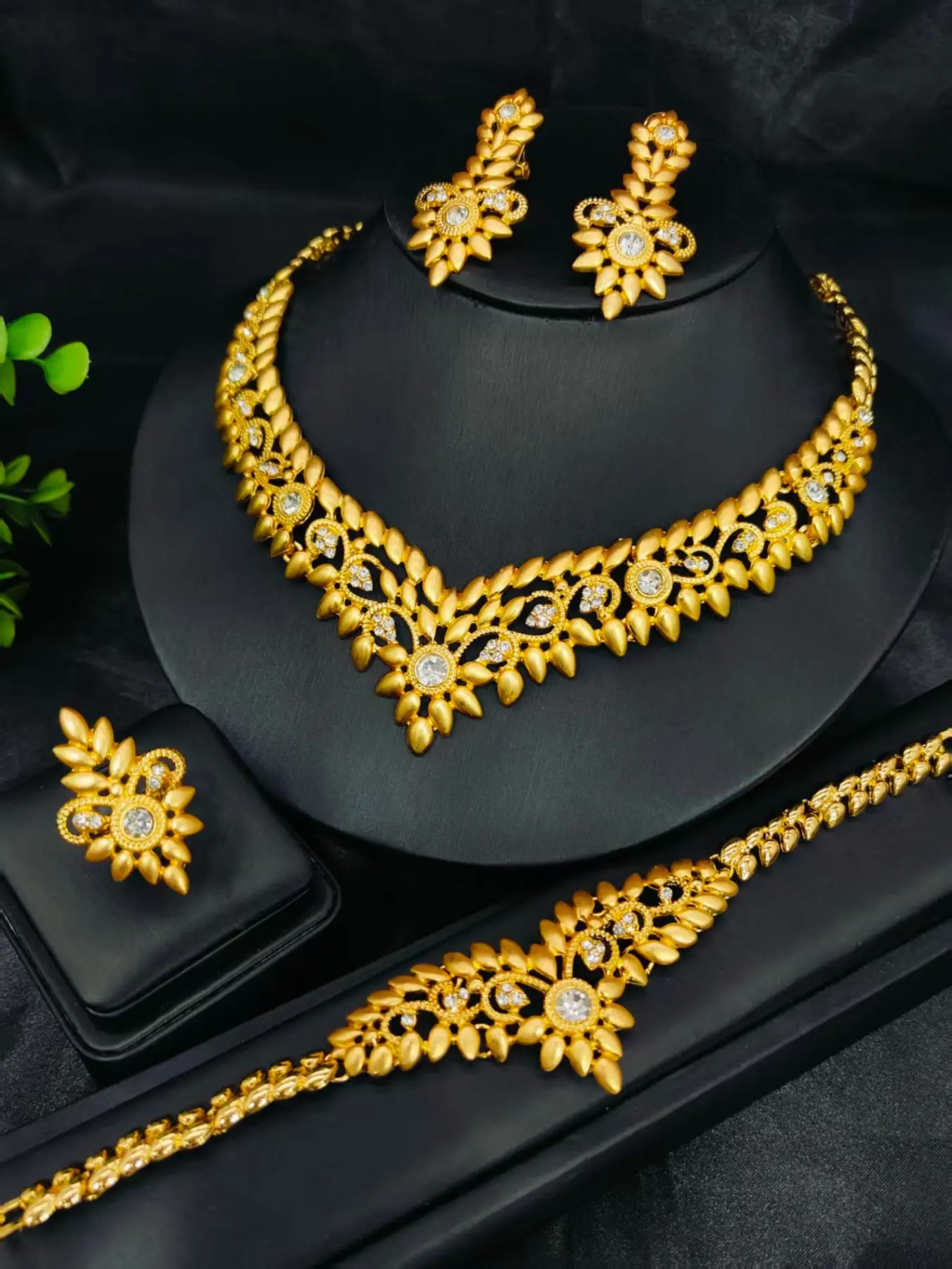 Elegant Rhinestone Jewellery Gift Set for Women, Boho Style Necklace Earrings Bracelet Ring, Perfect for Weddings Birthdays Gifts, Bridal Jewelry Set for Wedding