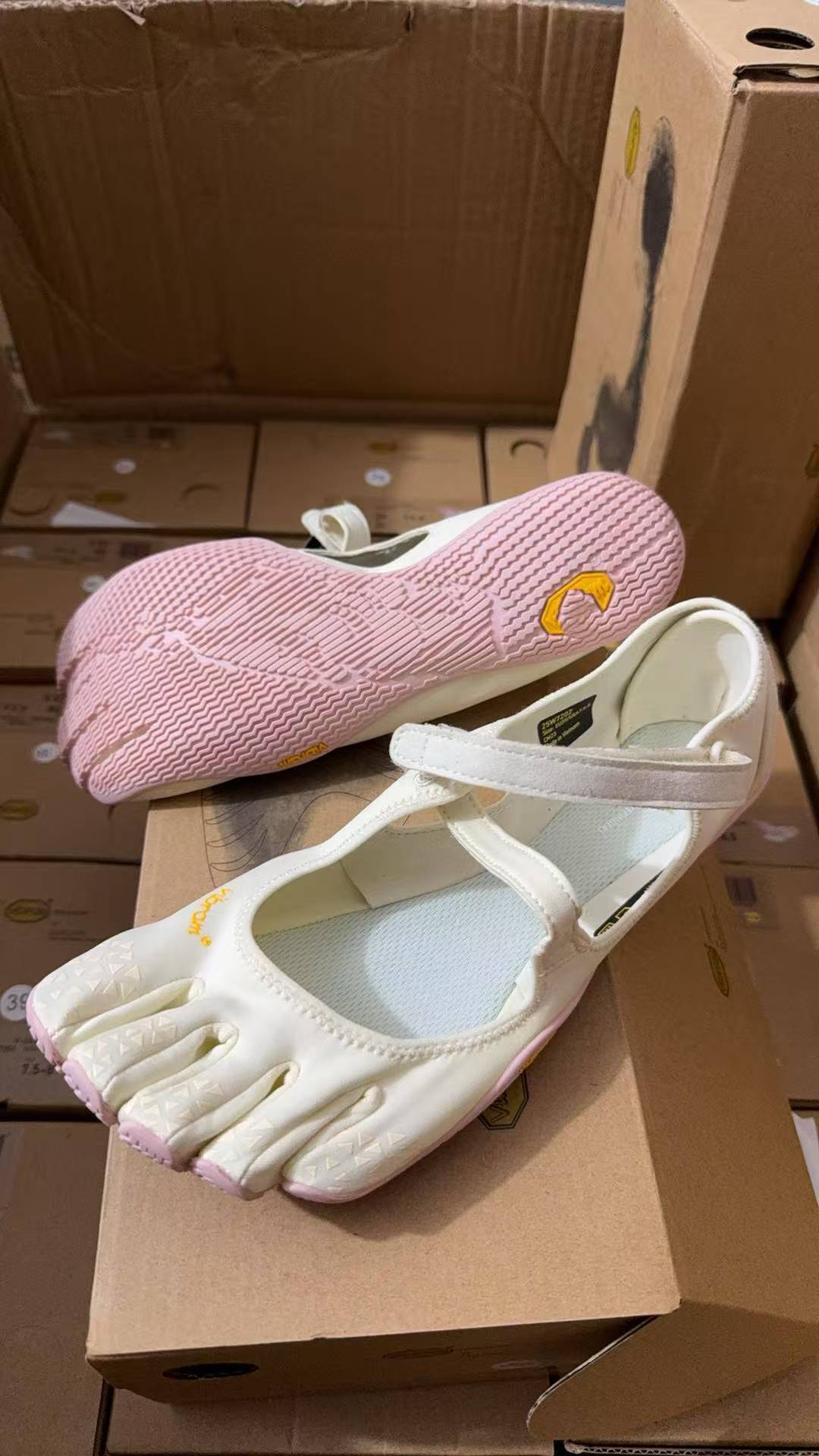 Barefoot Magic Claw Five-Toe Shoes Multi-Functional Ultra-Portable Hook-and-Loop Women's Shoes New Women's Fitness Training Yoga Hybrid Soft-Sole Dance Shoes Indoor/Outdoor Pilates Toe-Separating Shoes White, Ultra-Portable Water Footwear, anti-slip and b