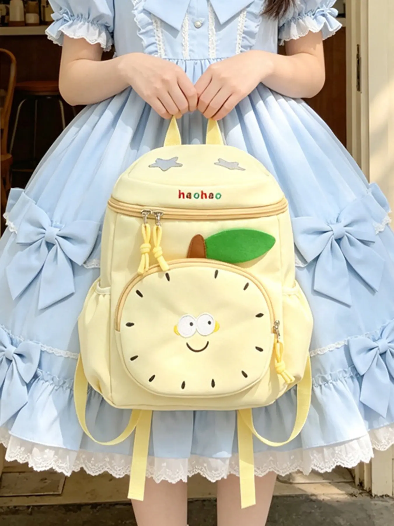 Gentle and cute cartoon clock backpack, available in multiple colors, fresh apple shape, soft and adorable leaf decoration, a lightweight and versatile casual backpack perfect for daily commuting, shopping, or dating.