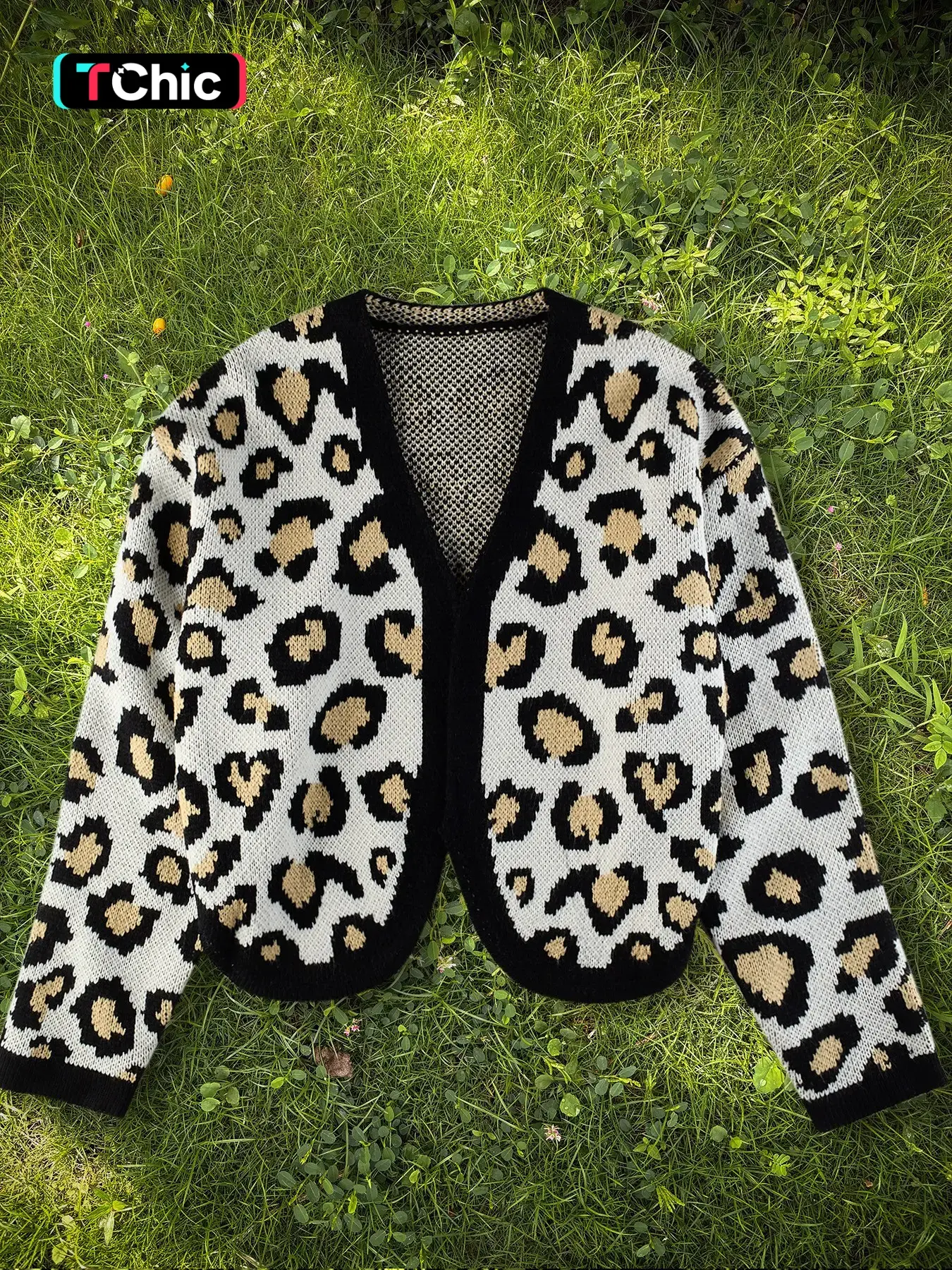 Women's Leopard Print V-Neck Knit Cardigan, Short Casual Fall Sweater Coat, Perfect for Vacations, Outings, Parties, Dinners