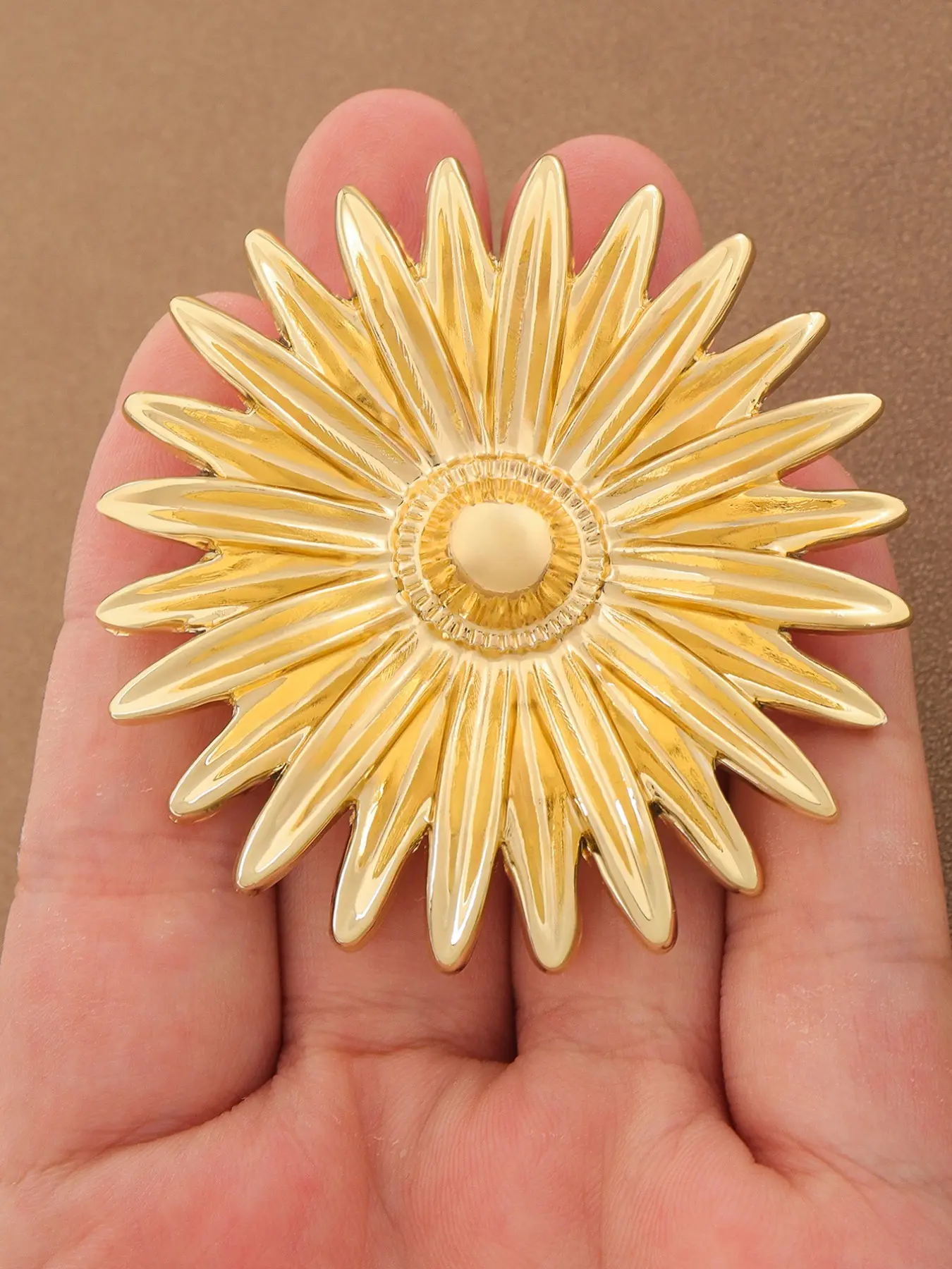 1pc Two-Tone Gold Silver Oversized Daisy Flower Brooch, Sunflower Lapel Pin Vintage Floral Suit Scarf Coat Decor Jewelry Gift for Women Wedding Holiday