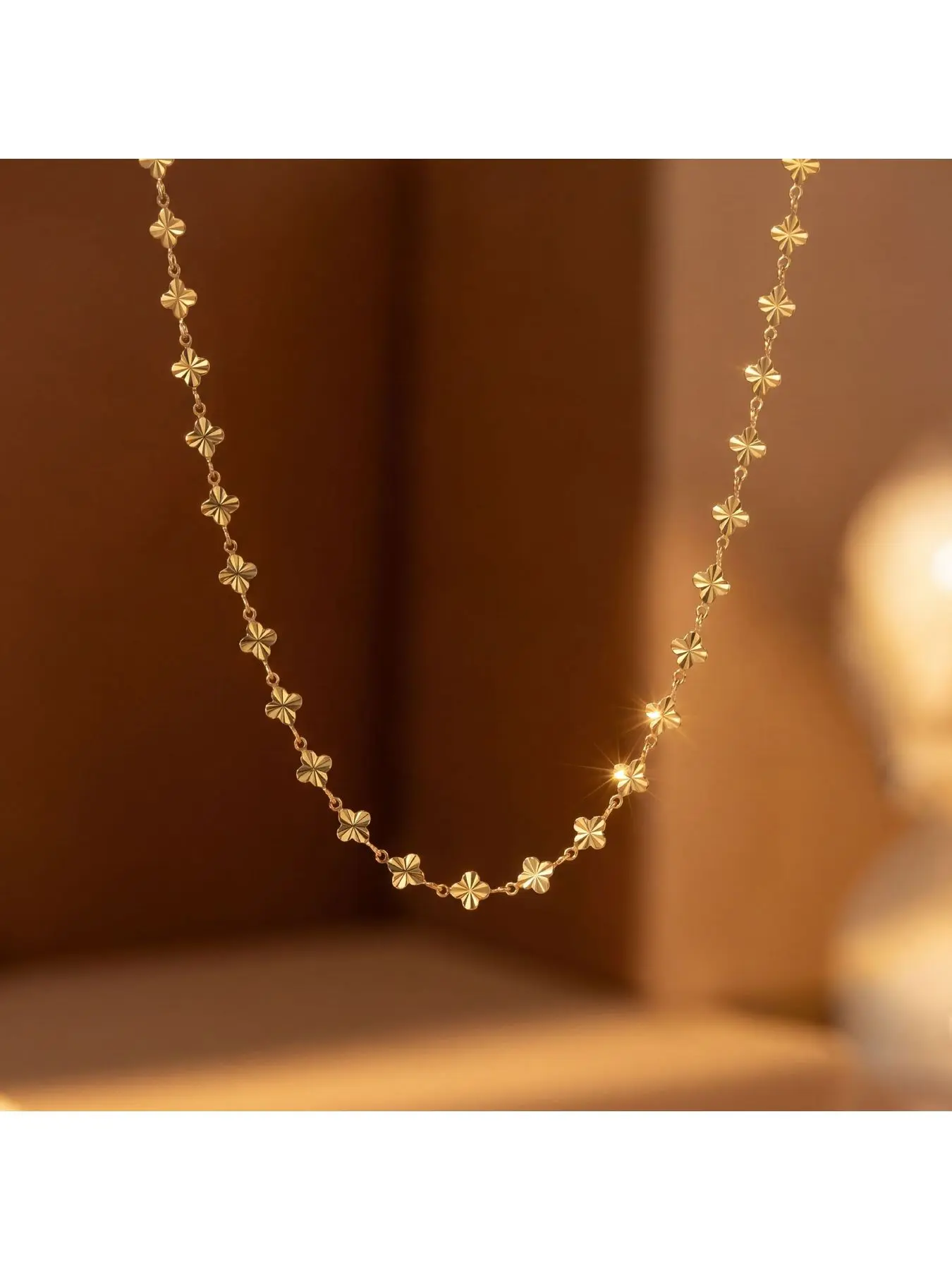 Viral Full-Chain Necklaces for Women on TikTok, delicate chains that gently contour the neck and collarbone. Versatile necklace accessories favored by Instagram influencers, matching well with T-shirts, blouses, suits, floral dresses and camisoles