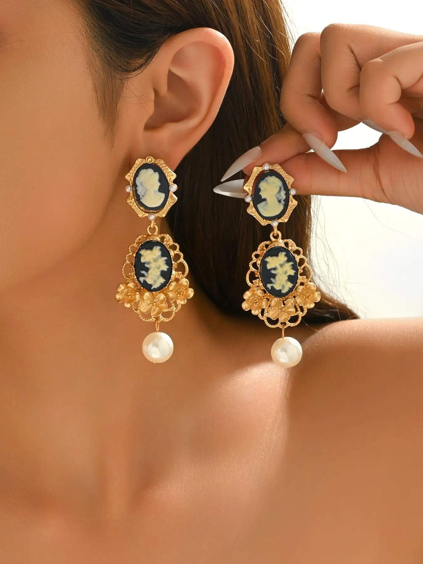 Vintage Resin Cameo Portrait Drop Earrings, Elegant Victorian Aesthetic, Beautiful Head Charm Earrings for Women, Unique Gift