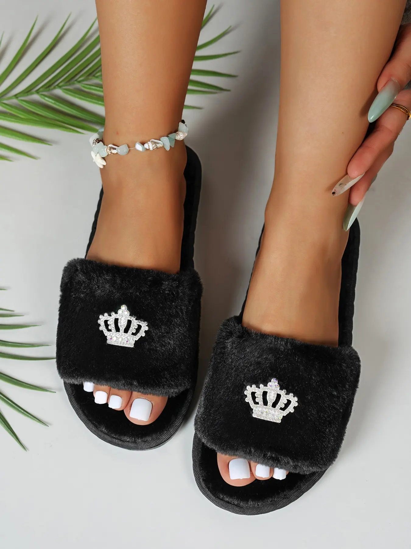 Comfortable and Stylish Home Slippers, Soft and Fashionable, Ideal for Indoor and Outdoor Wear, Women's Plush Bedroom Slippers