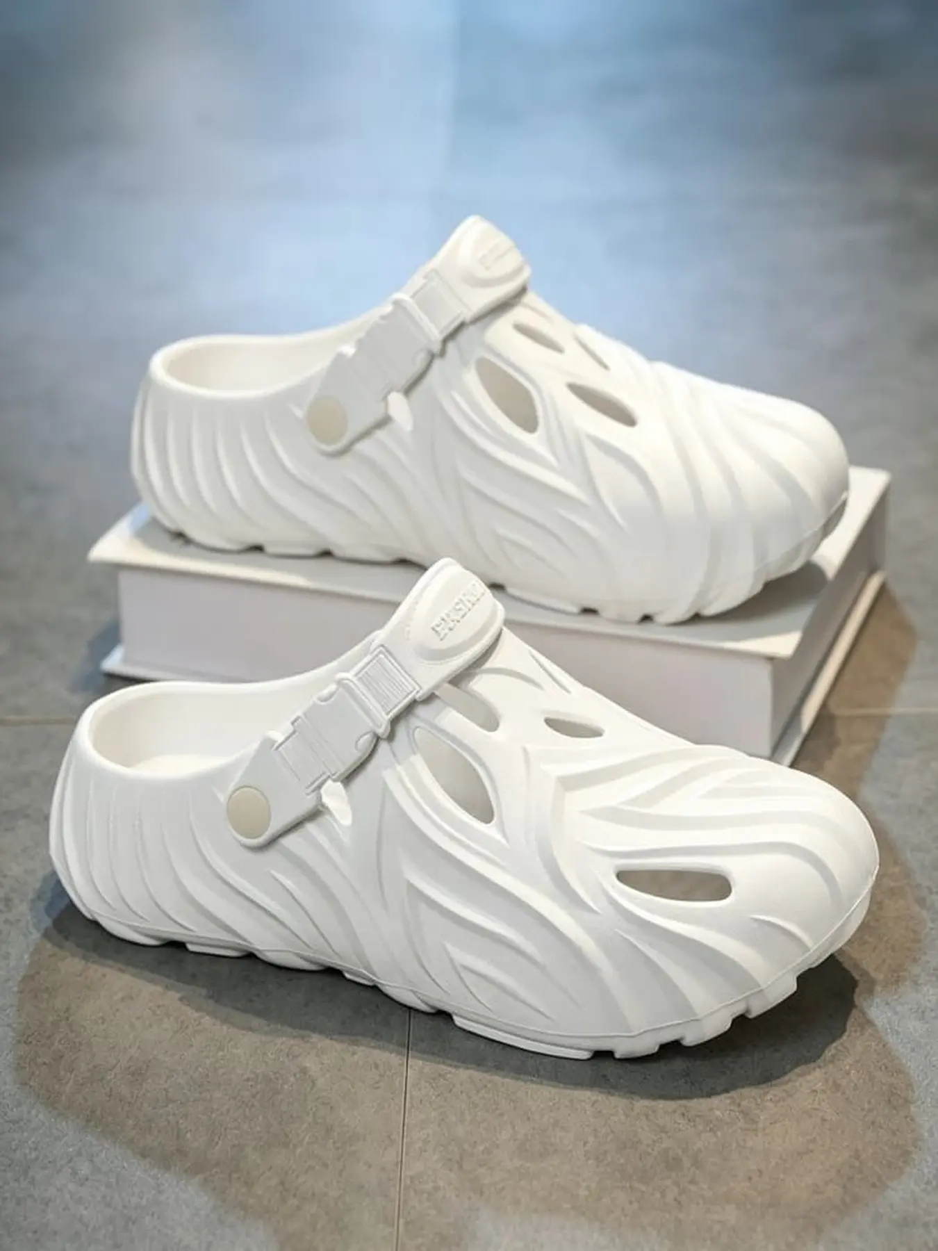 Youth Fluid Aesthetic One Piece Closed Toe Clogs, Thick Cushioned Wear Resistant Outsole, Breathable Hollow 2-Way Sports Slides For Water Hiking Street