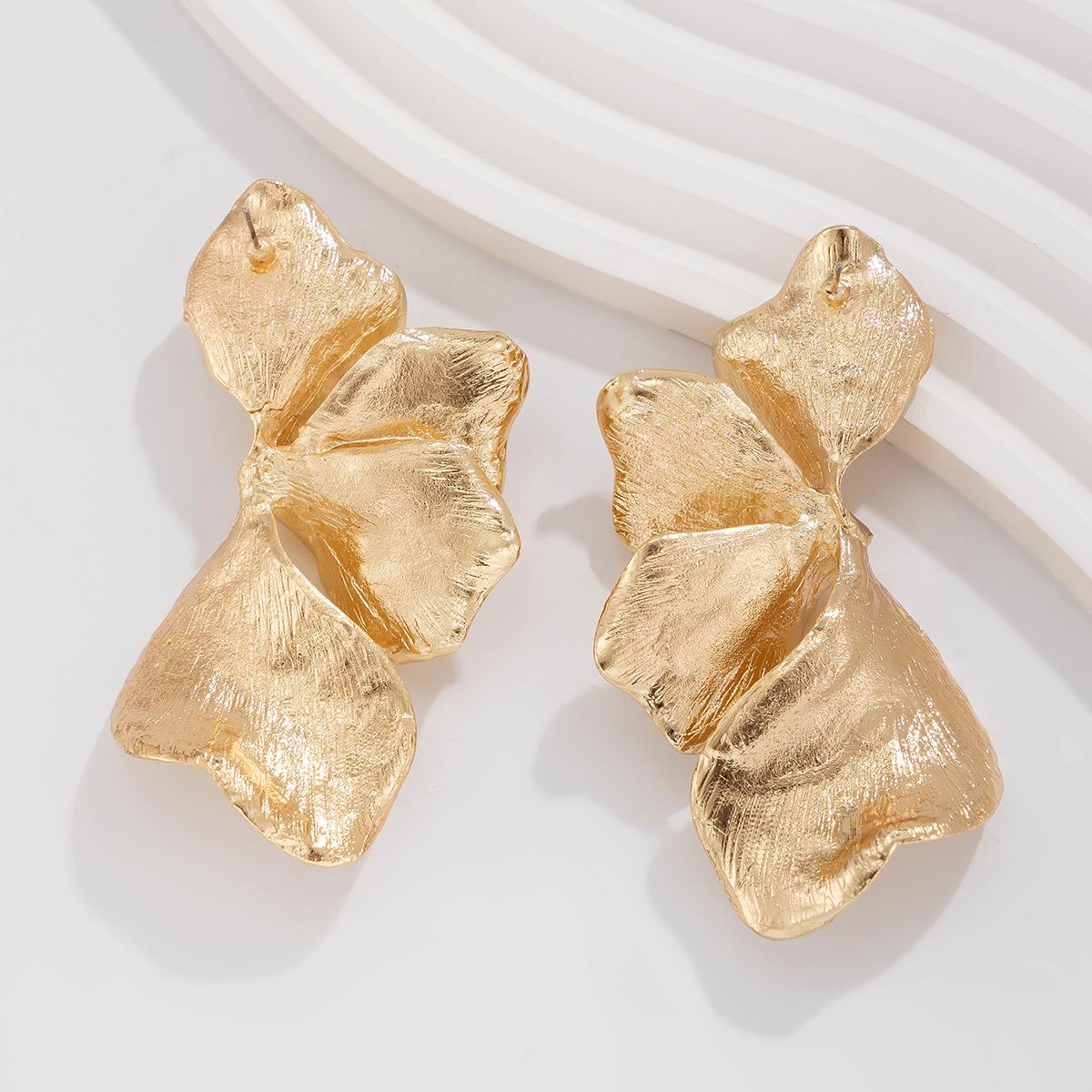 European and American fashion pleated texture flower jewelry, personalized design alloy three-dimensional petal necklace