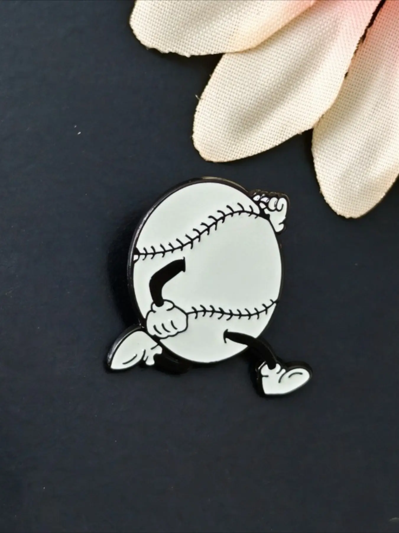 Vintage Cartoon Walking Baseball Enamel Pin,Funny Old School Sport Baseball Lapel Badge for Backpack Jacket Hat, Gift for Sports Fans